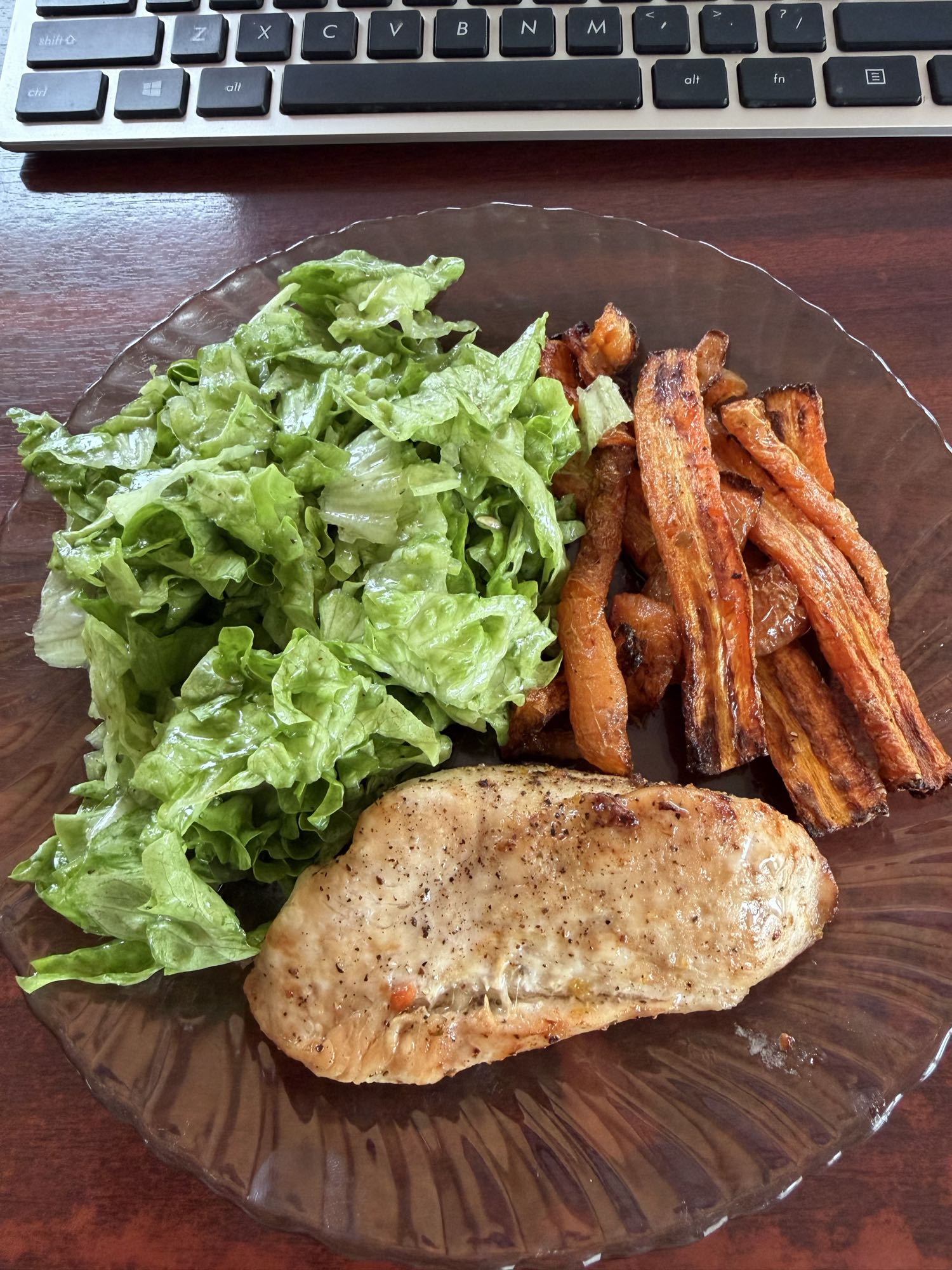 Piept pui cu salată și morcovi