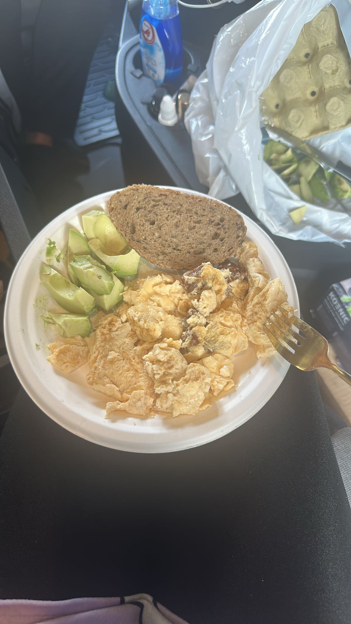 Omletă proteică cu albușuri, jumări, avocado, pâine cu semințe și un strop de ulei de măsline