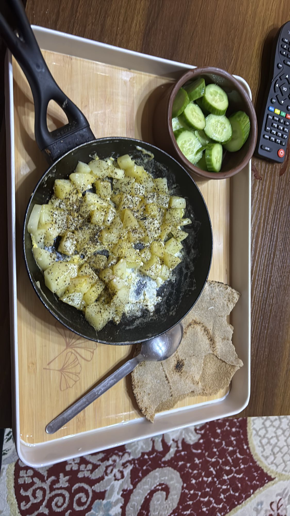 بطاطا مع خبز وخيار