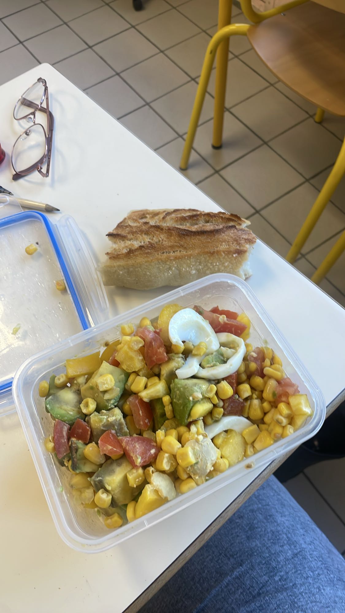 Salade de maïs avocat et pain