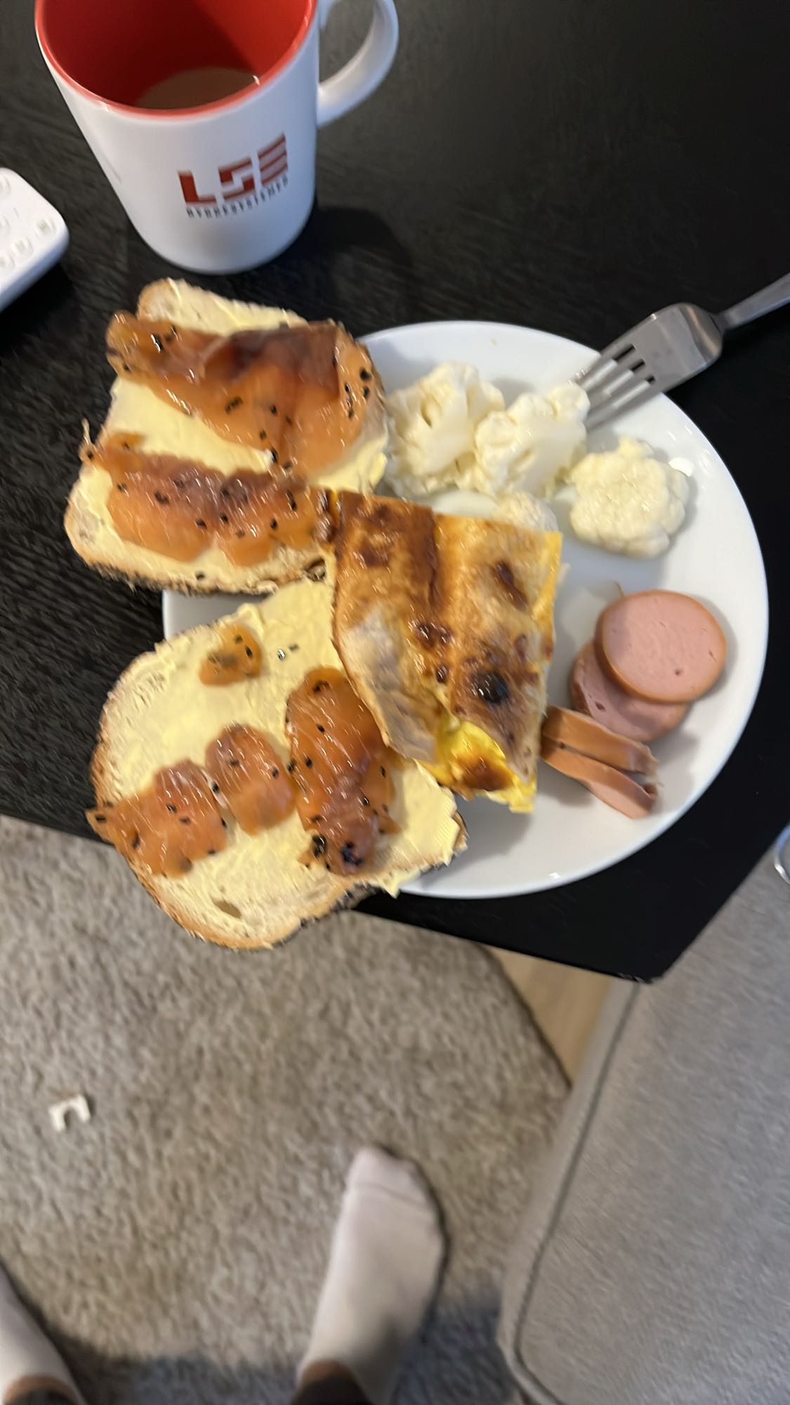 Завтрак с лососем и омлетом