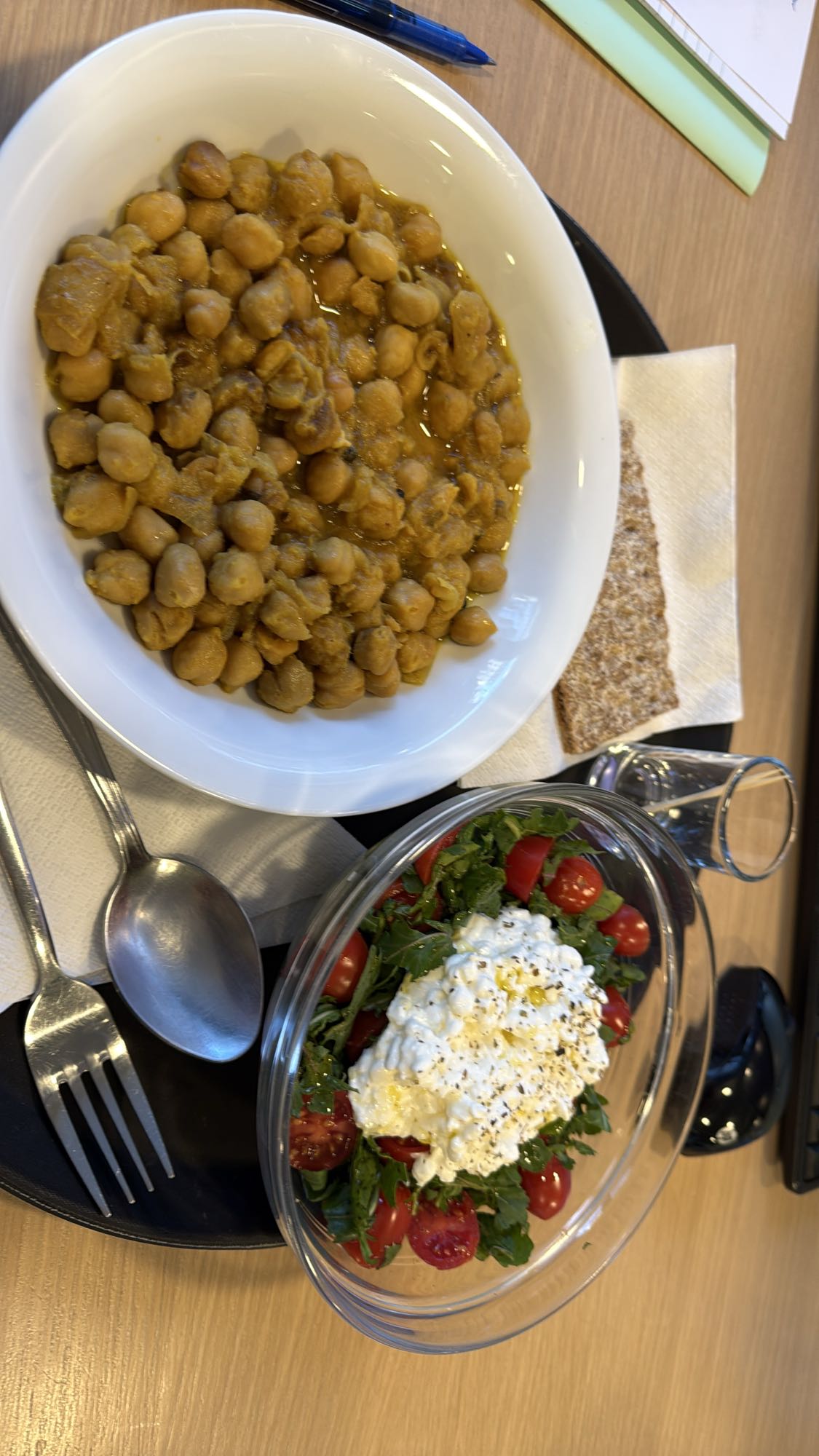 Ρεβίθια με σαλάτα