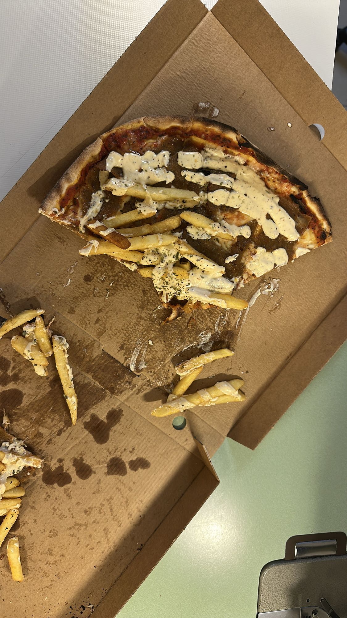 Pizza med pommes & sås