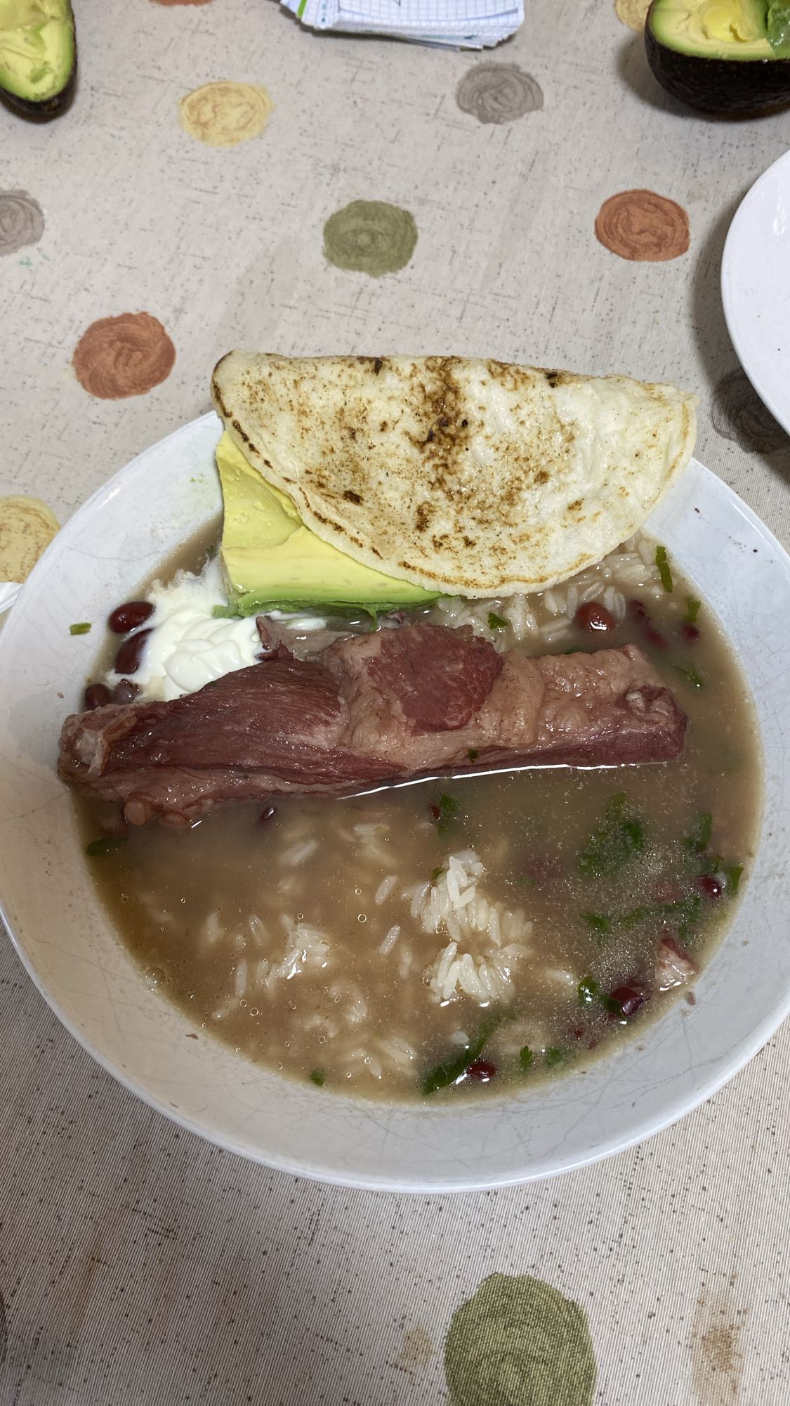 sopa con carne y tortilla
