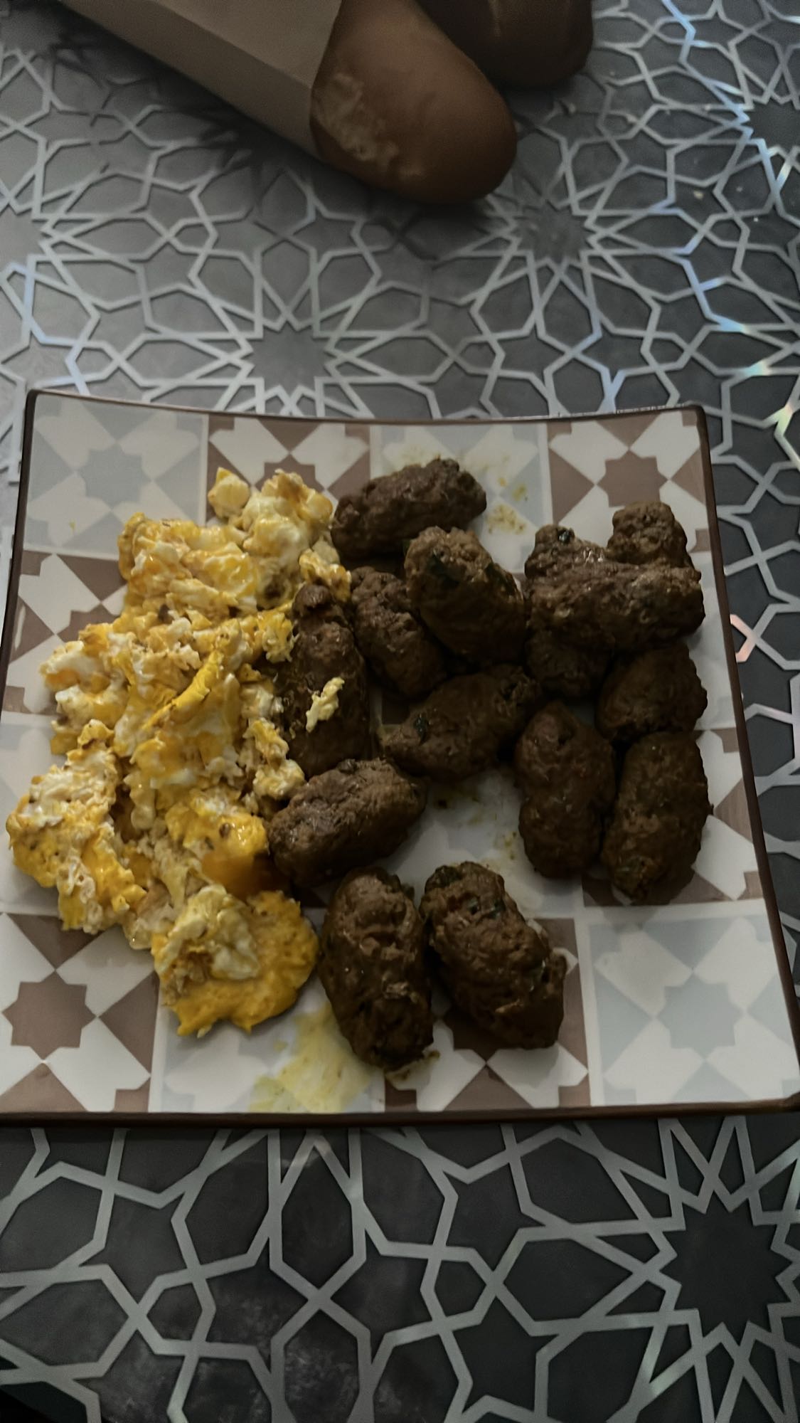 Kofta con huevos revueltos