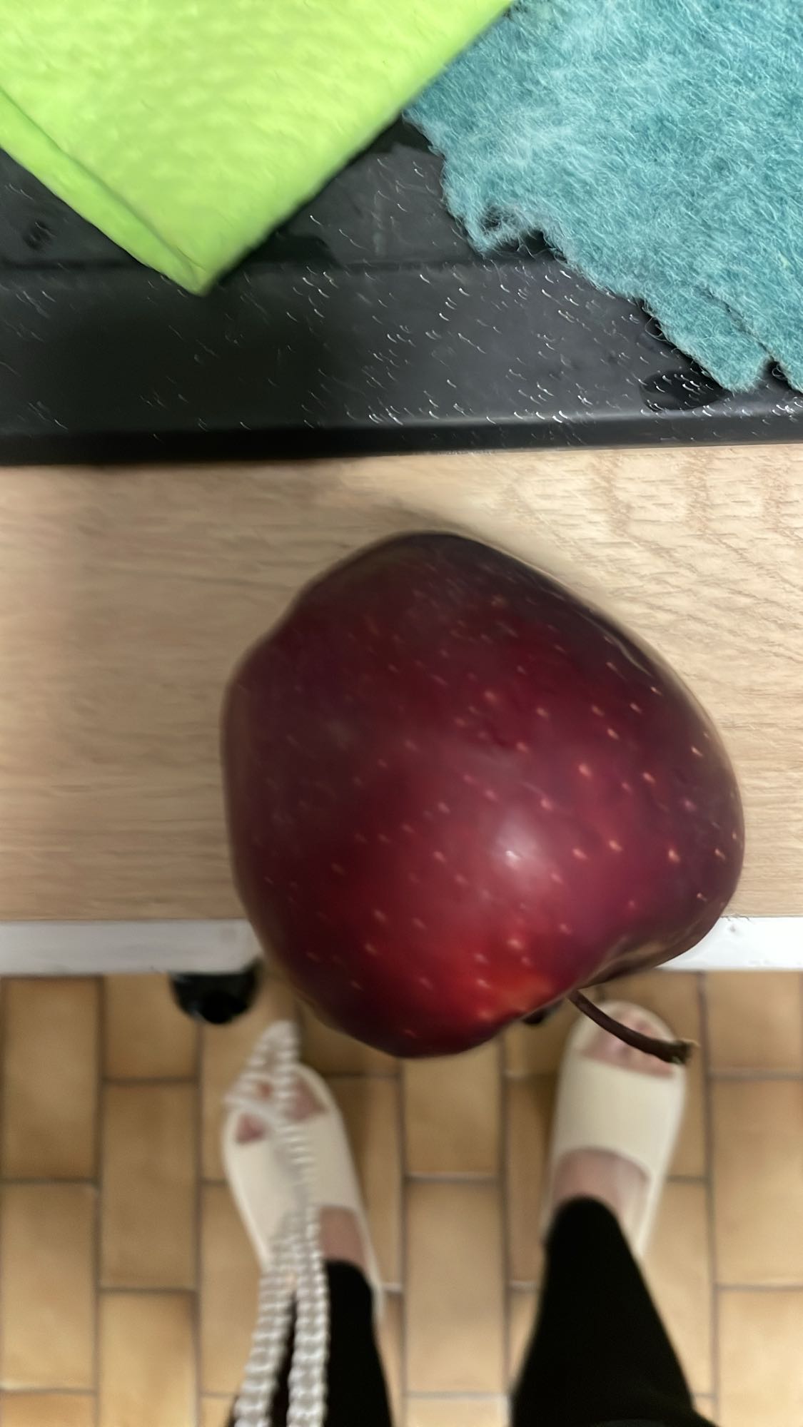 Pomme rouge entière