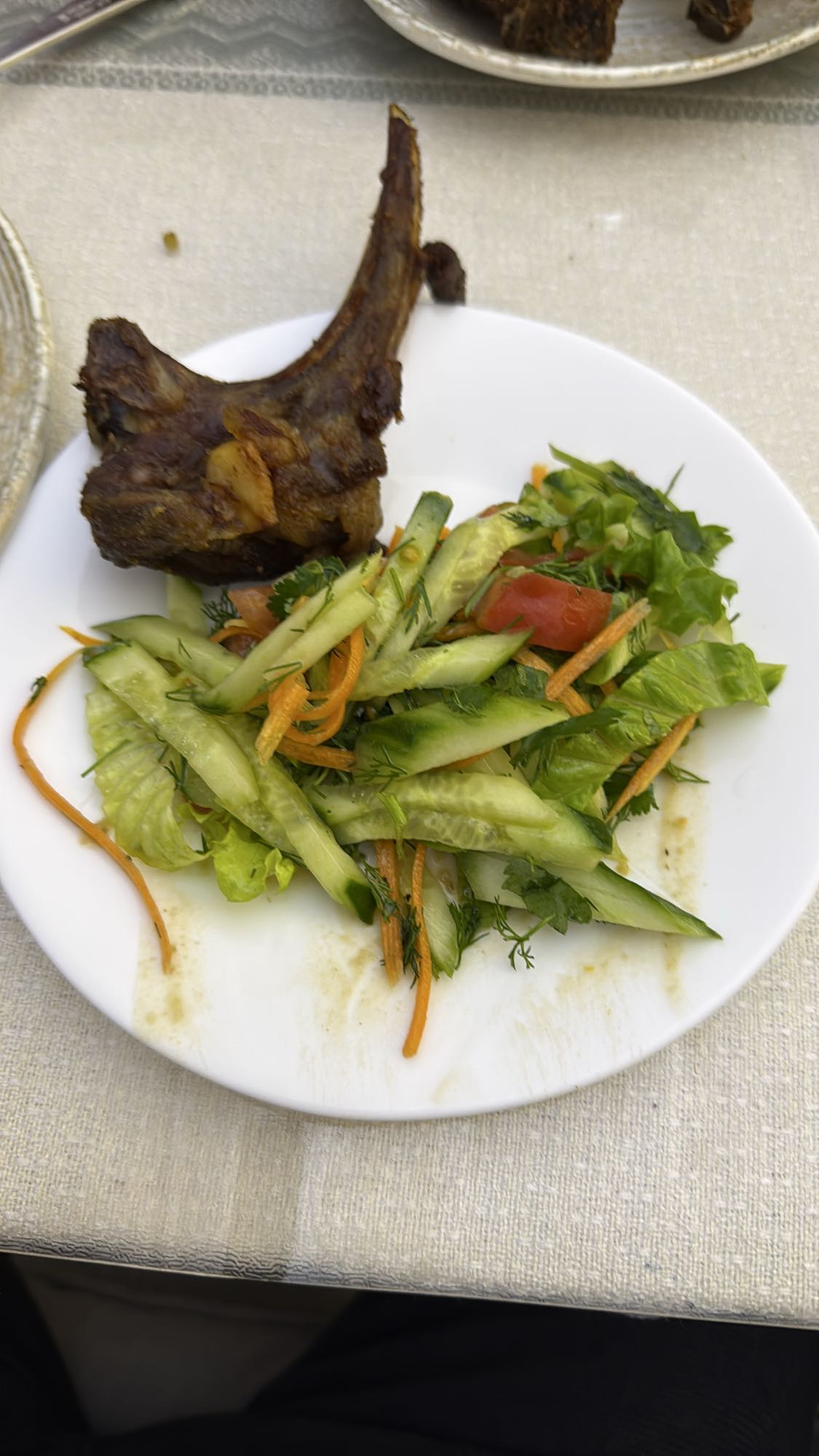 баранина с овощным салатом