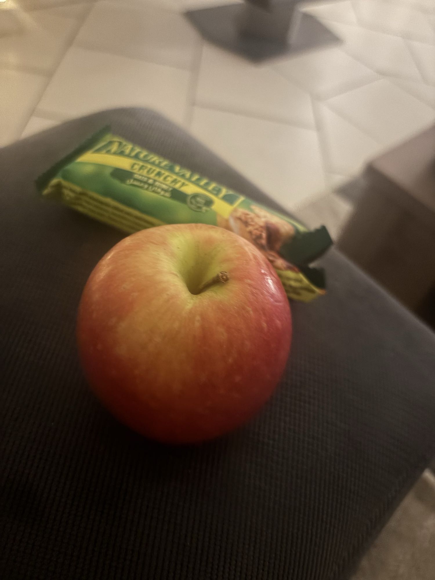 Pomme et barre granola