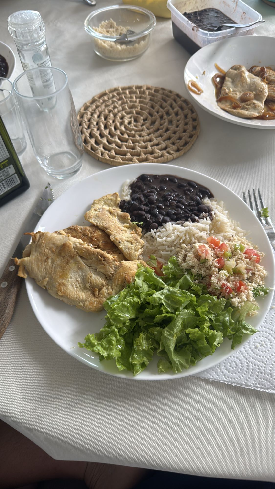 Frango, arroz, feijão e salada