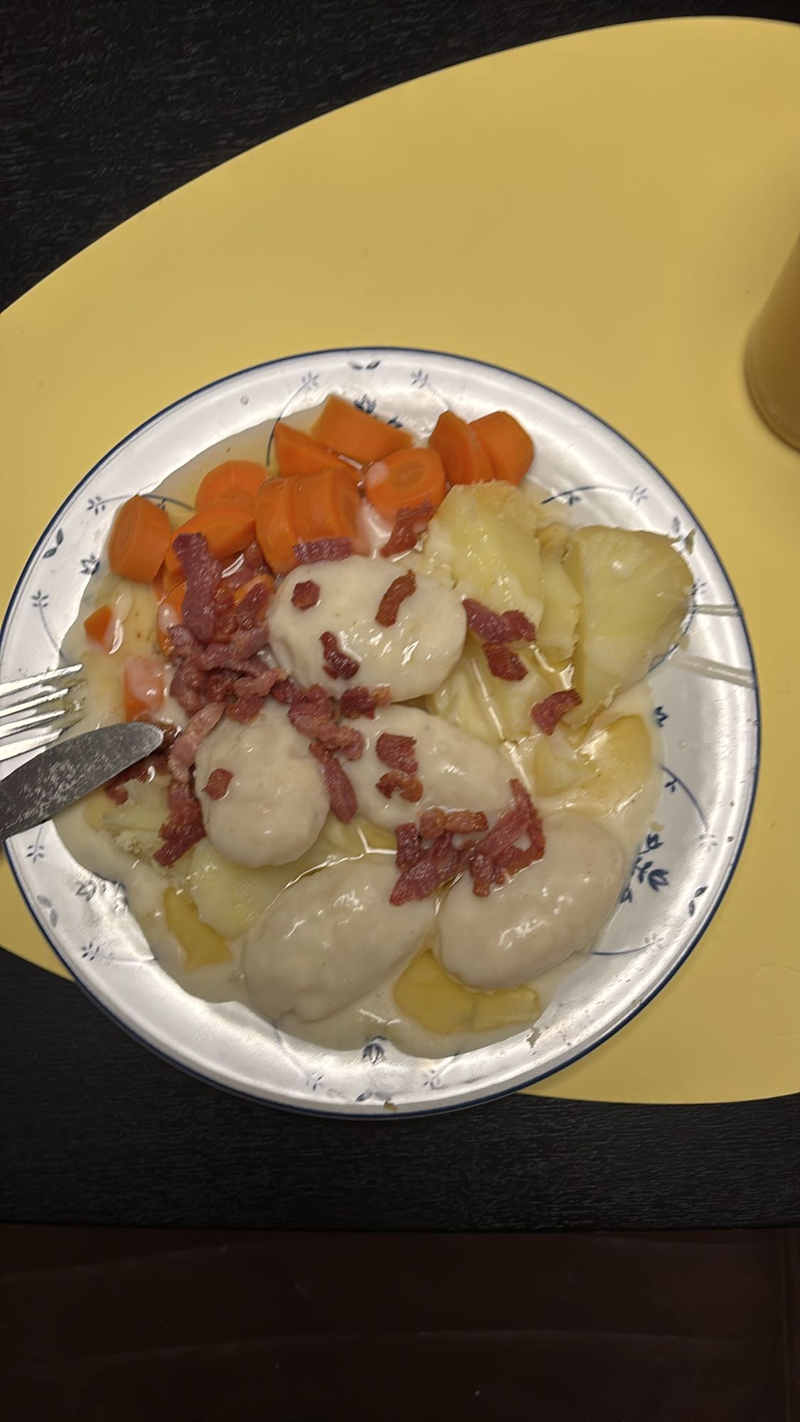 Fiskeboller i hvit saus med gulrot, potet og bacon