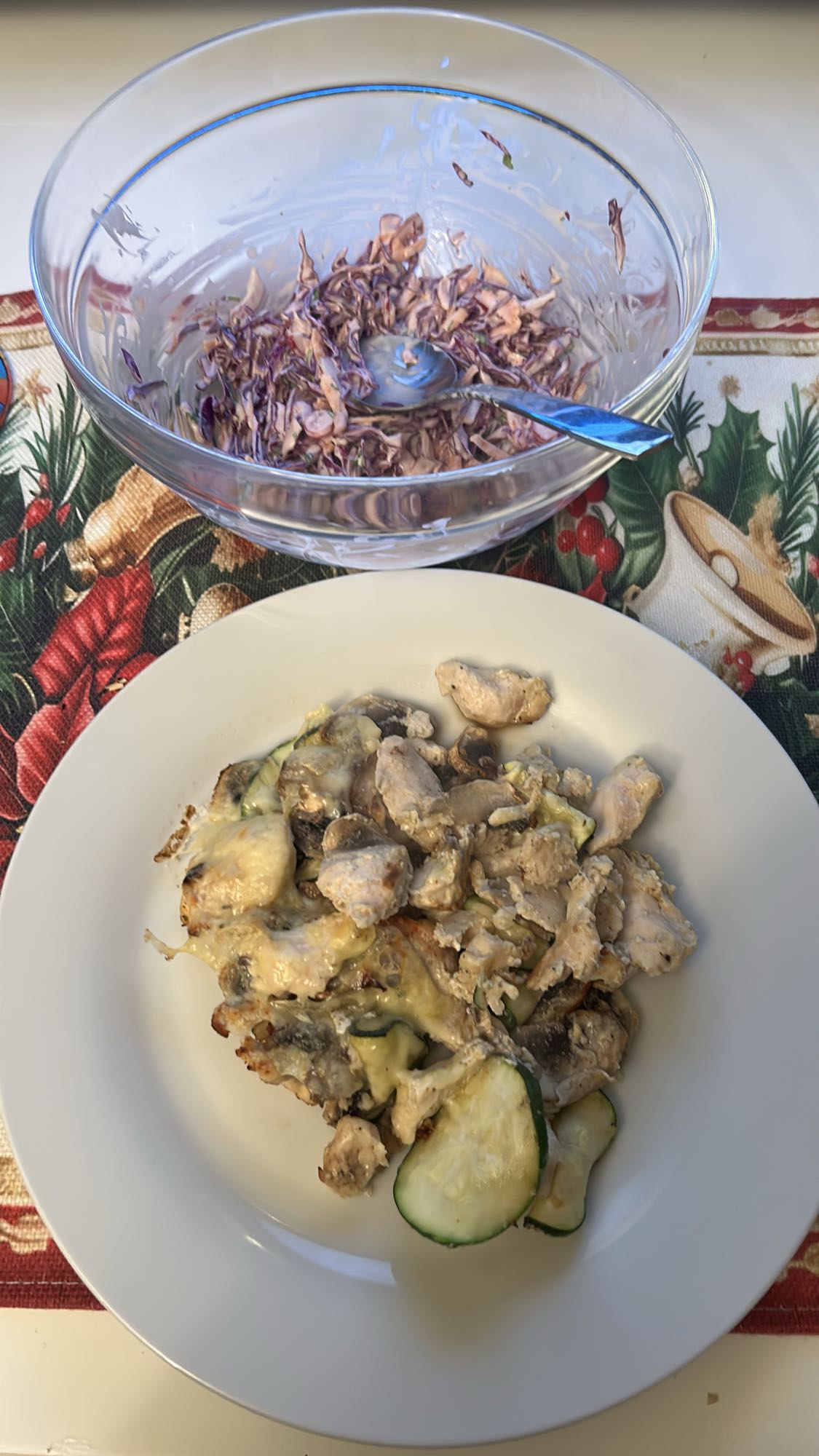 Курица с овощами и салат