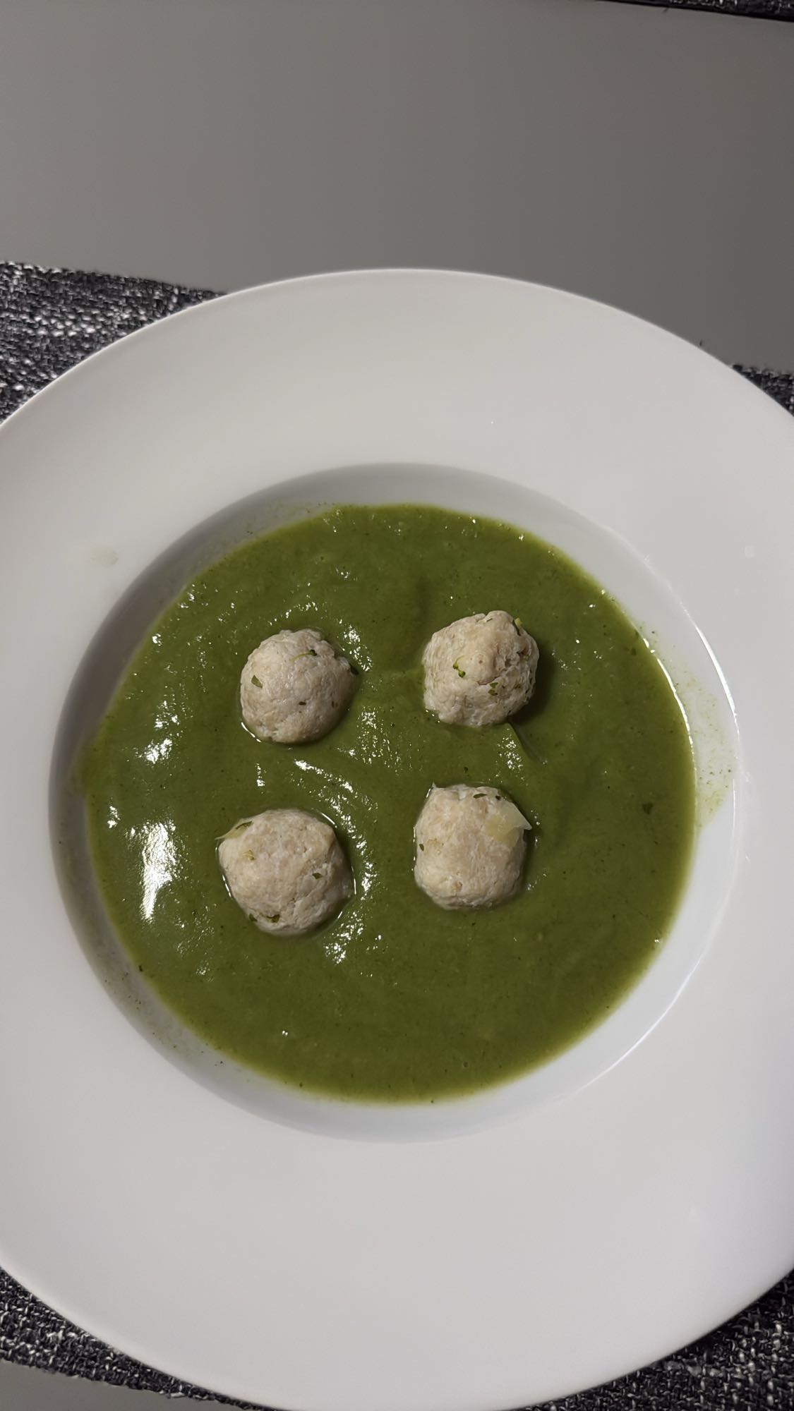 Supă verde cu chifteluțe