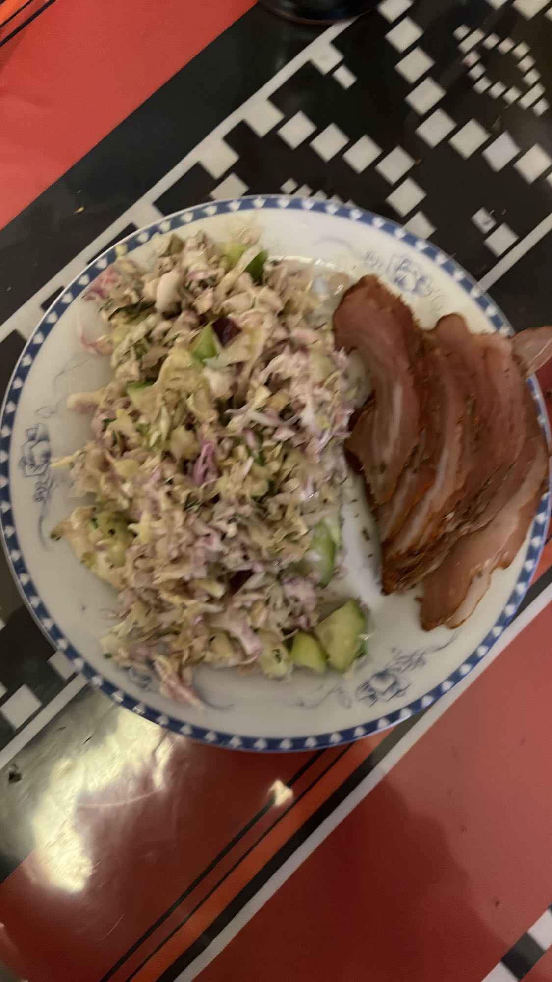 Салата с авокадо и месо