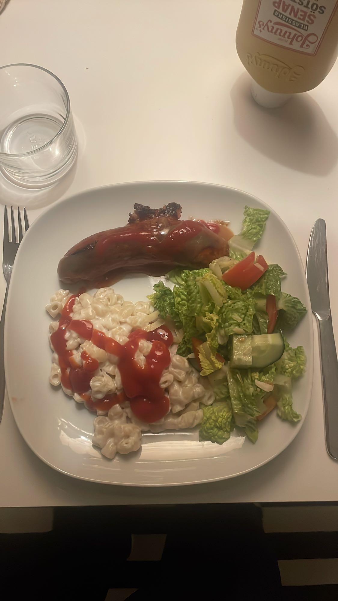 Korv med makaroner och sallad
