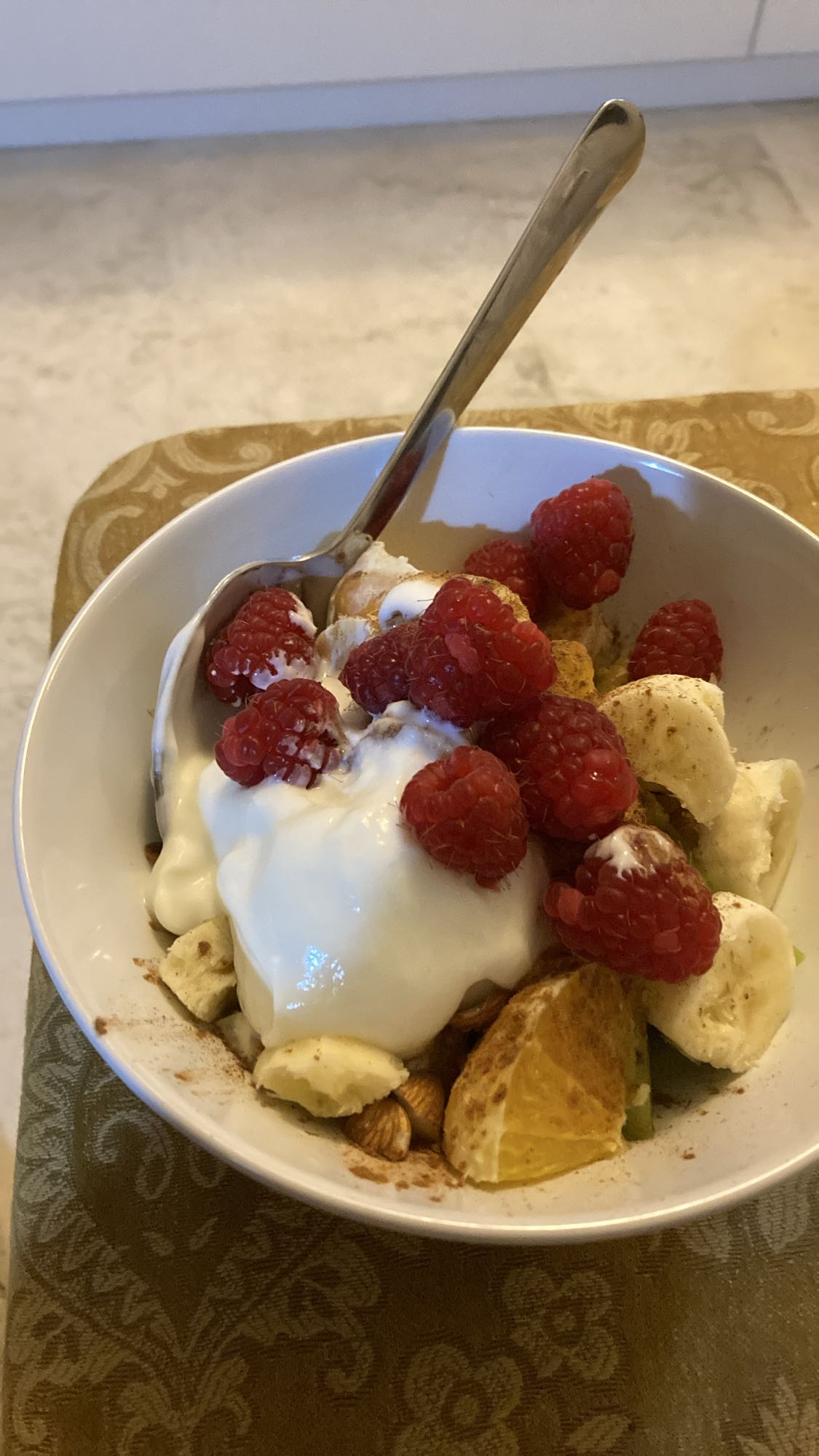Yoghurt med frukt & nötter
