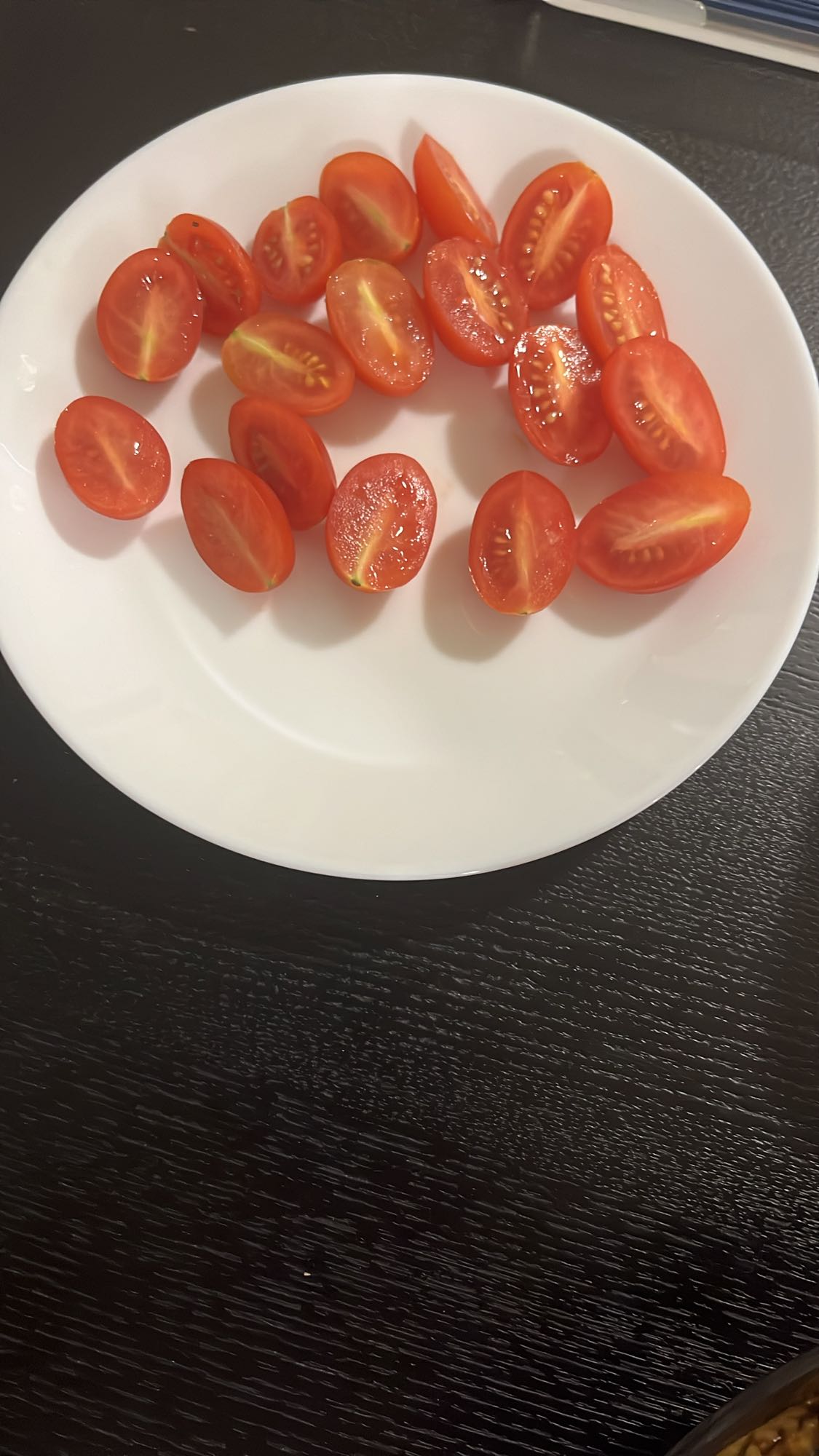 помидоры черри на тарелке