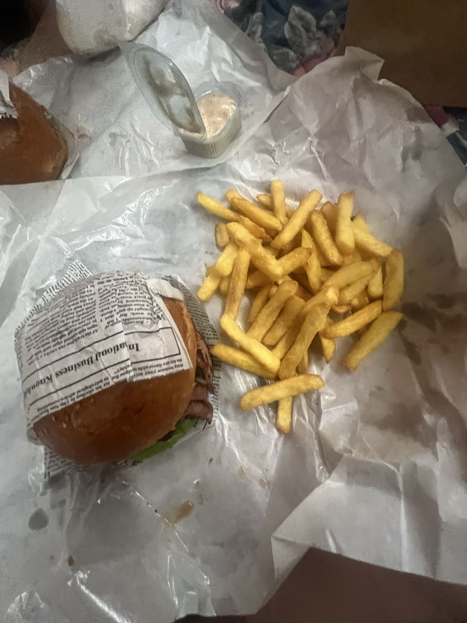 Burger cu cartofi prăjiți