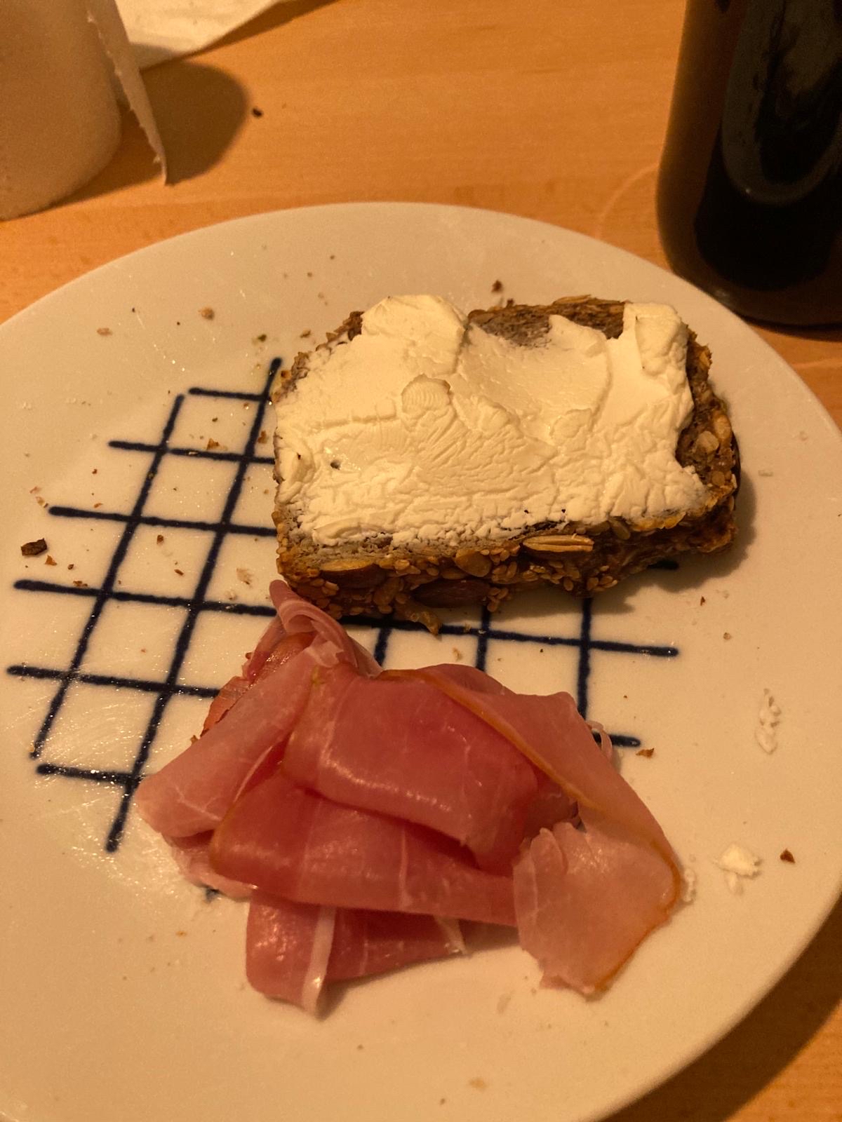 Pão integral com queijo e presunto cru