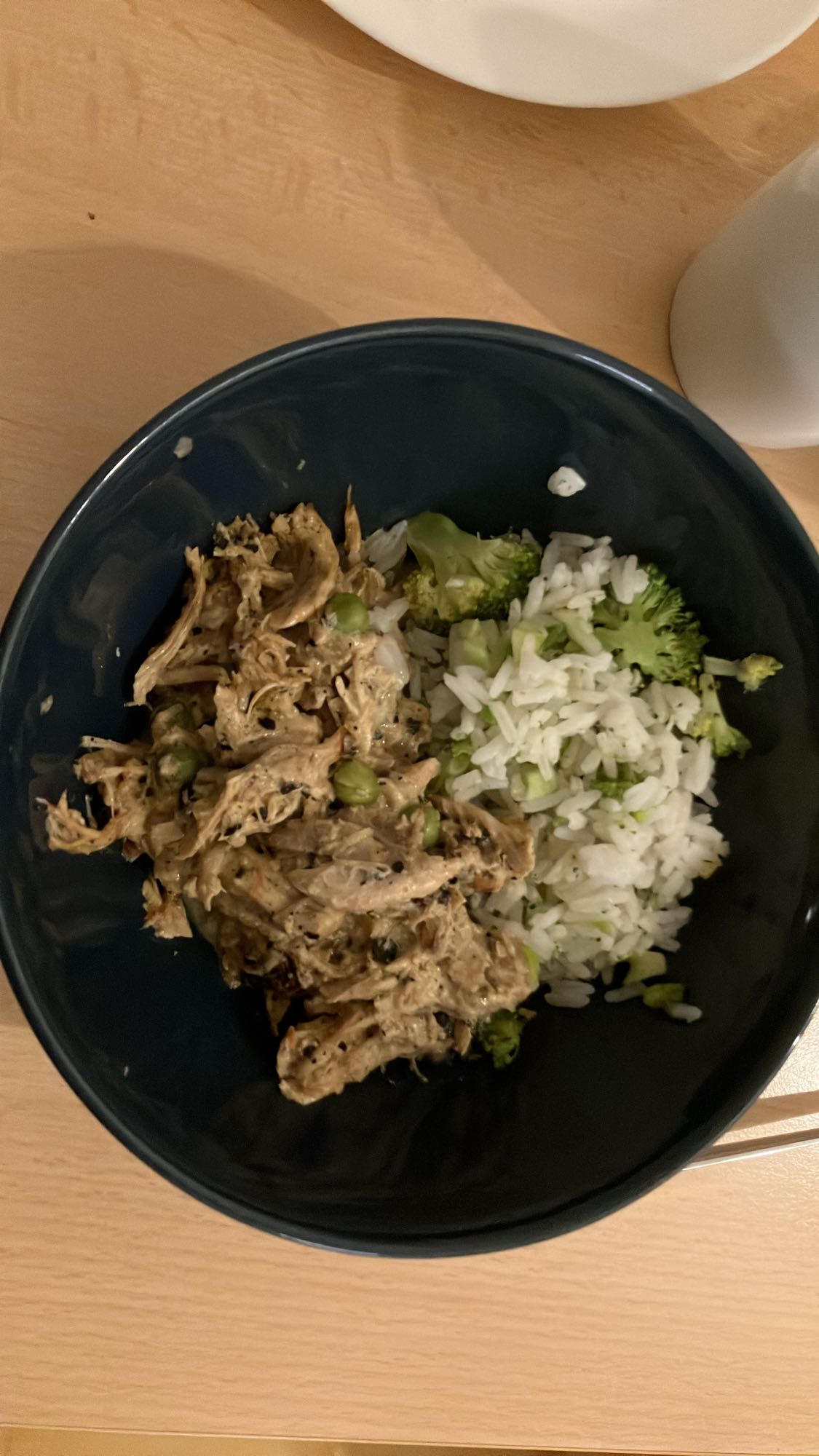 Frango desfiado com arroz e brócolis