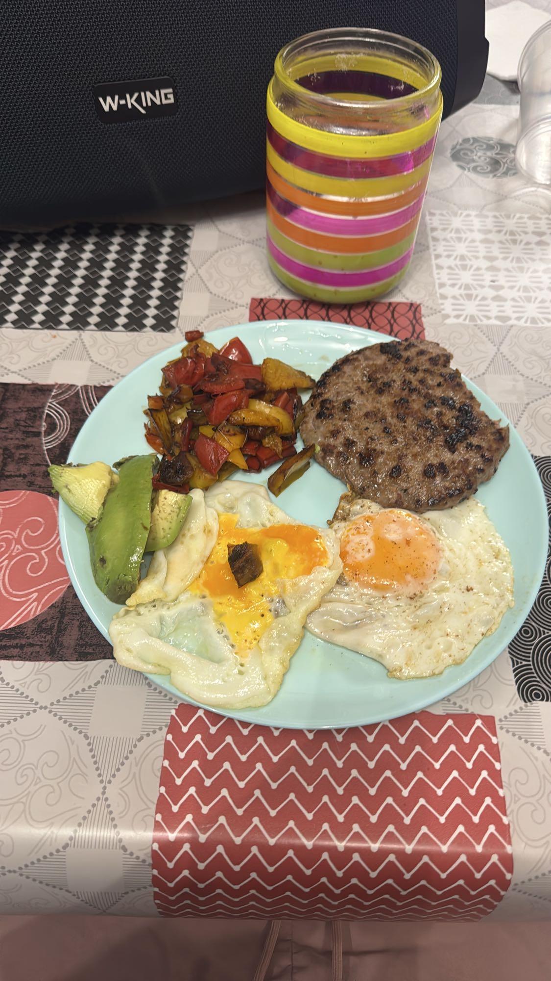 Huevos con carne y verduras
