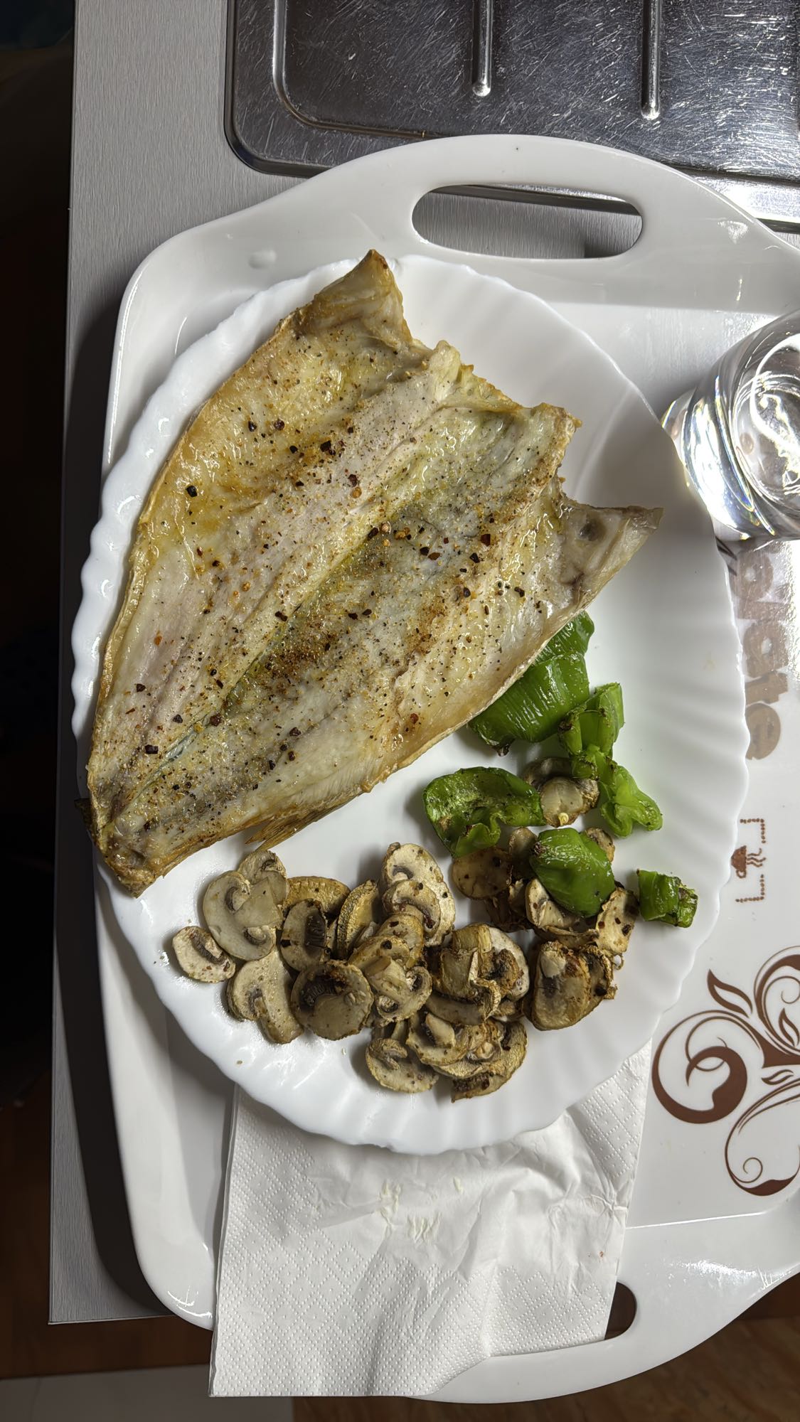 Pescado con champiñones y pimientos