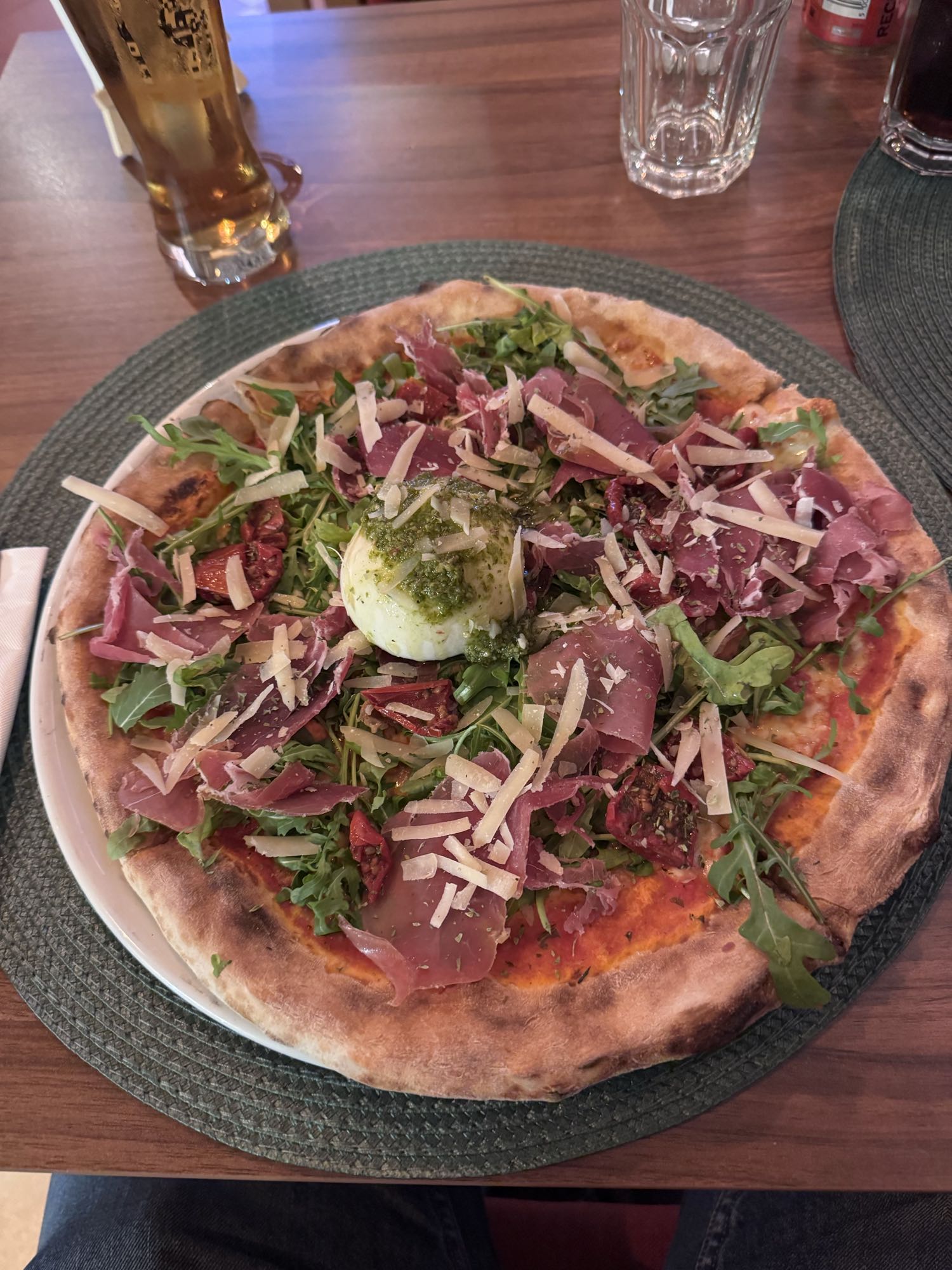 Pizza con prosciutto e burrata