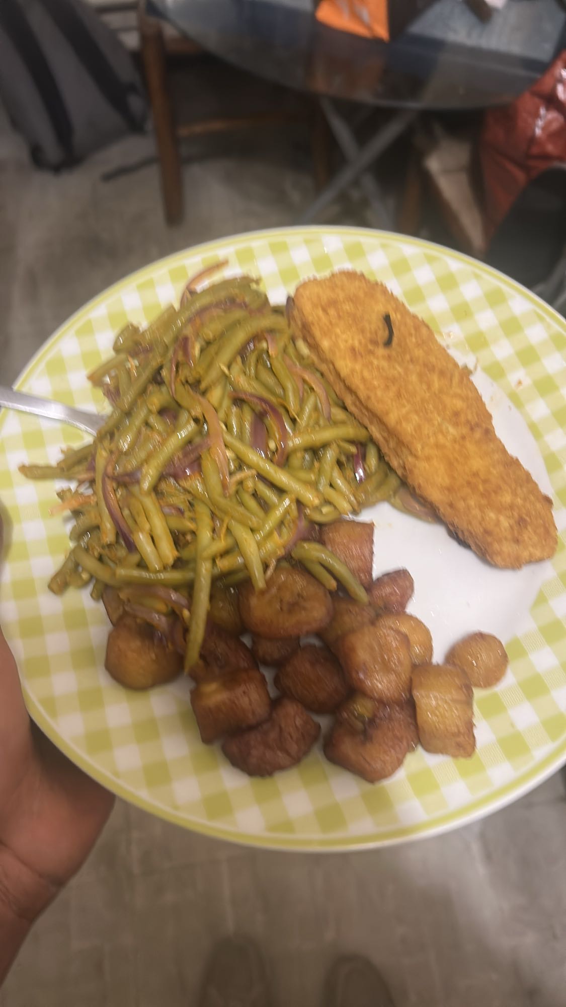 Haricots verts, plantains, poisson