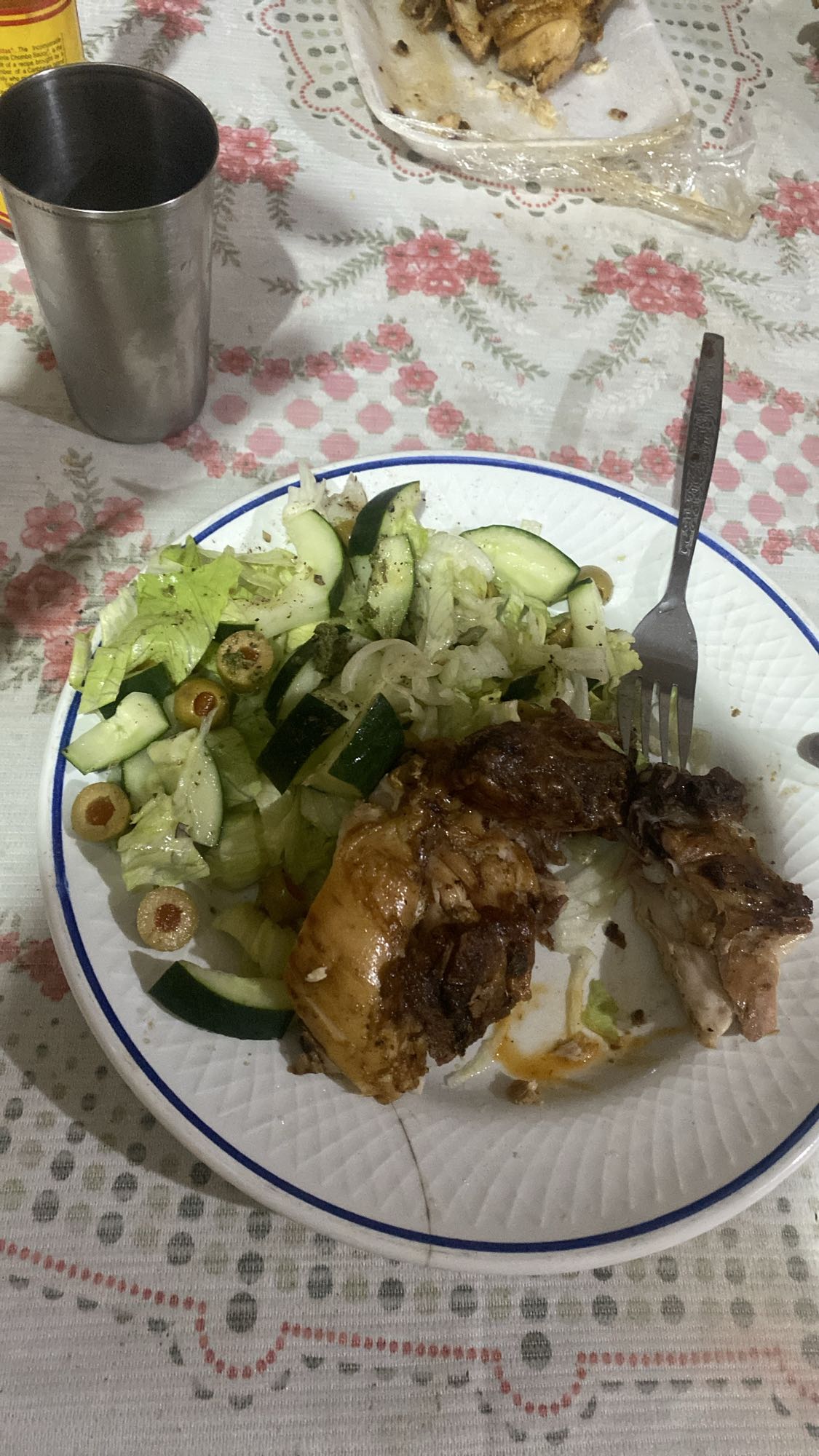 Pollo asado con ensalada