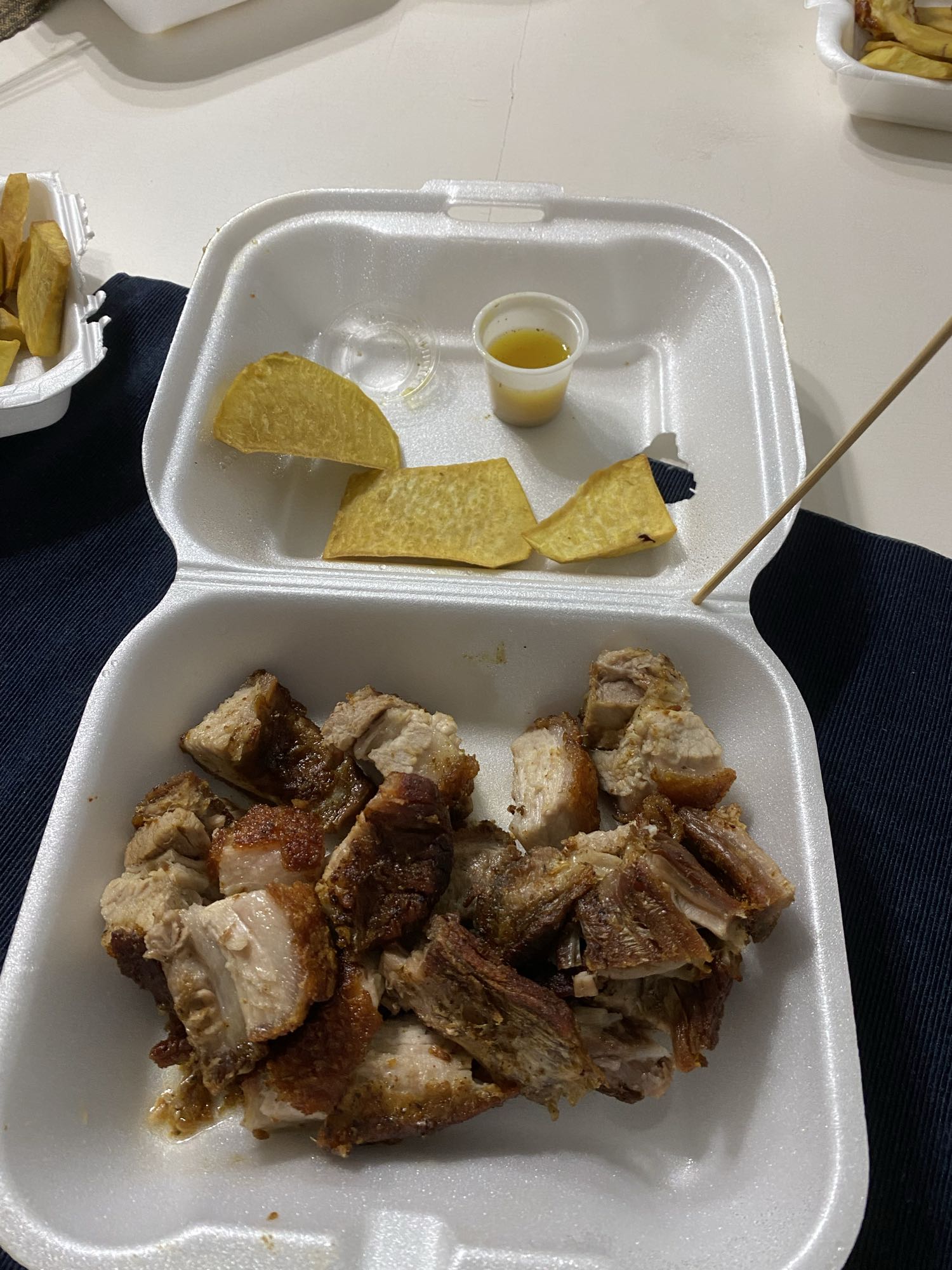 cerdo frito con yuca