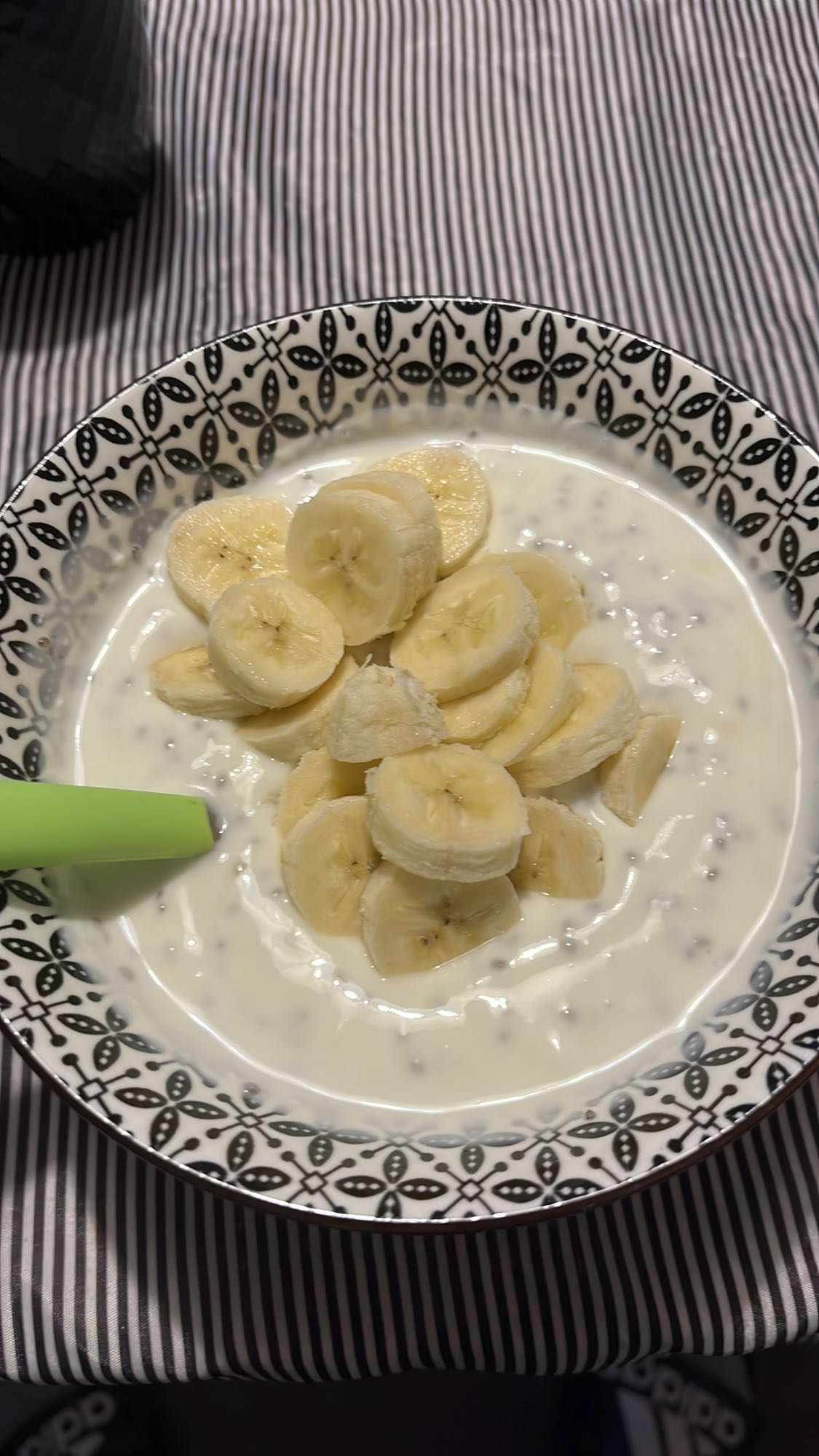 Кисело мляко с банан