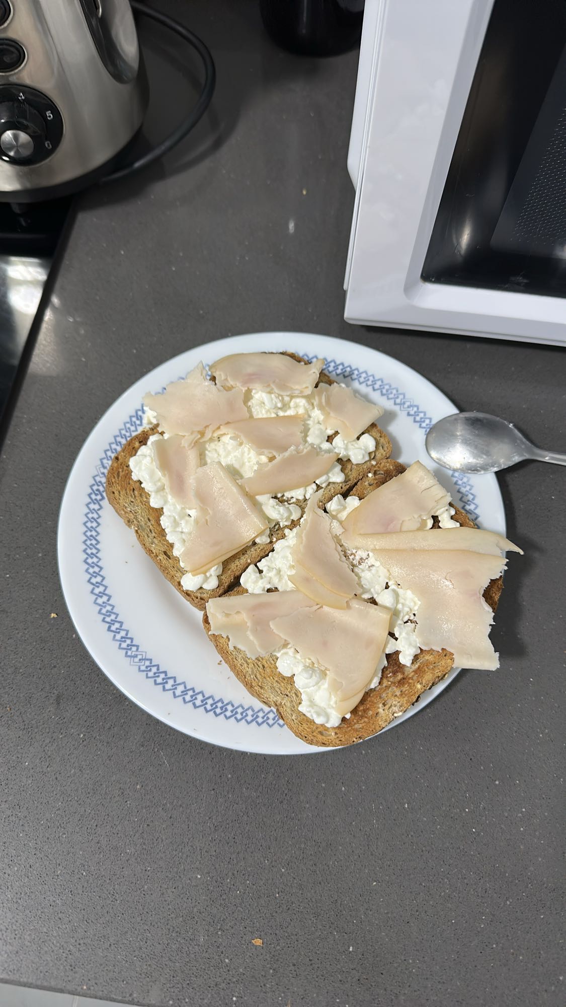 Tostadas con requesón y pavo