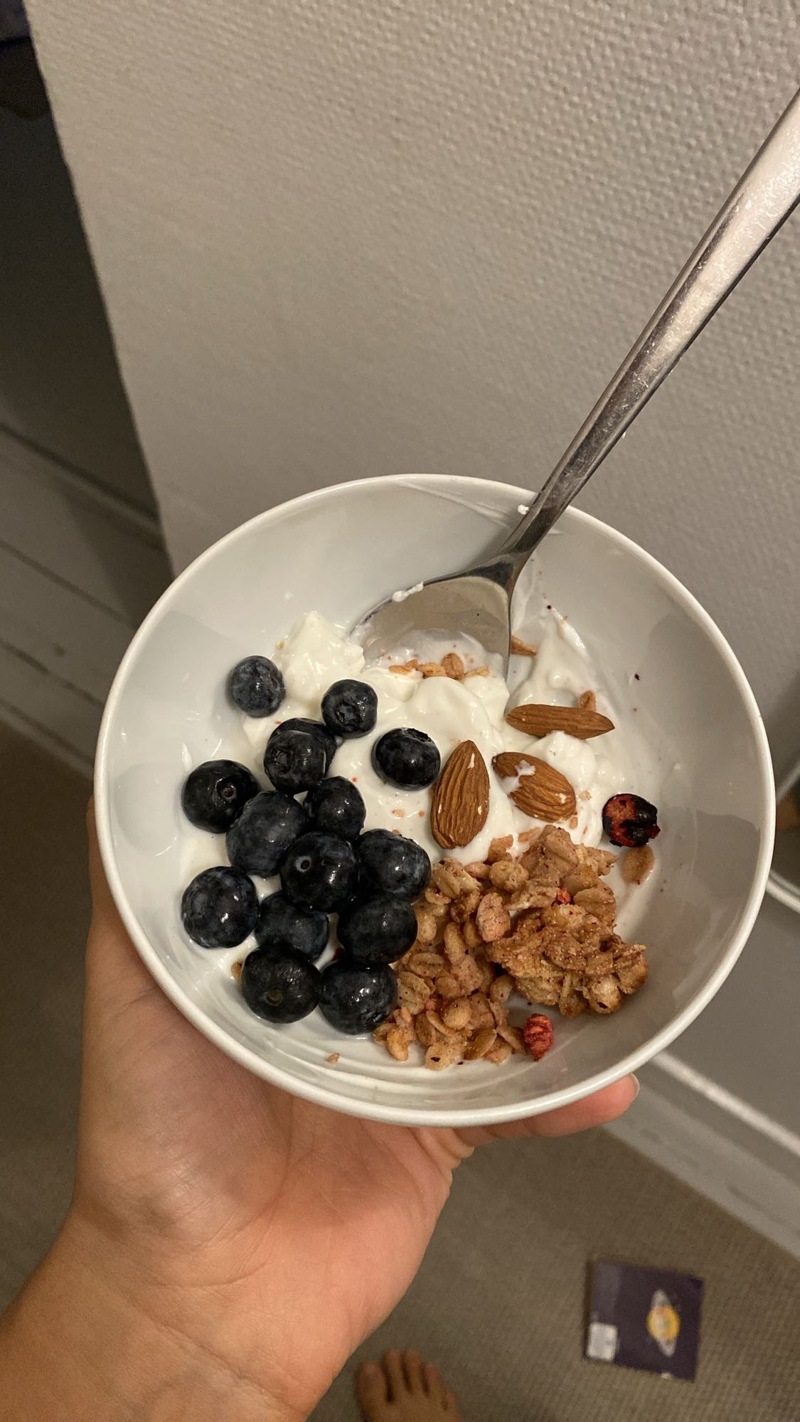 Skyr 0.2% med blåbær, lidt müsli og 3 mandler