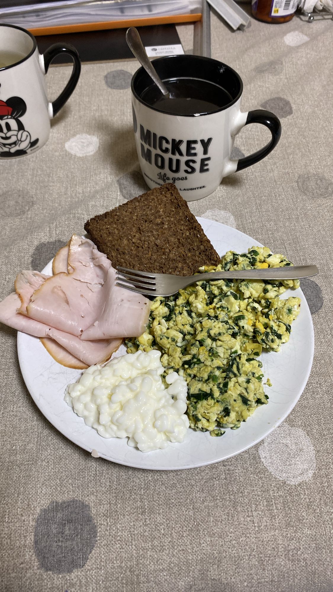 Desayuno con huevo, claras, espinaca, queso cottage, pan de centeno y pechuga de pavo