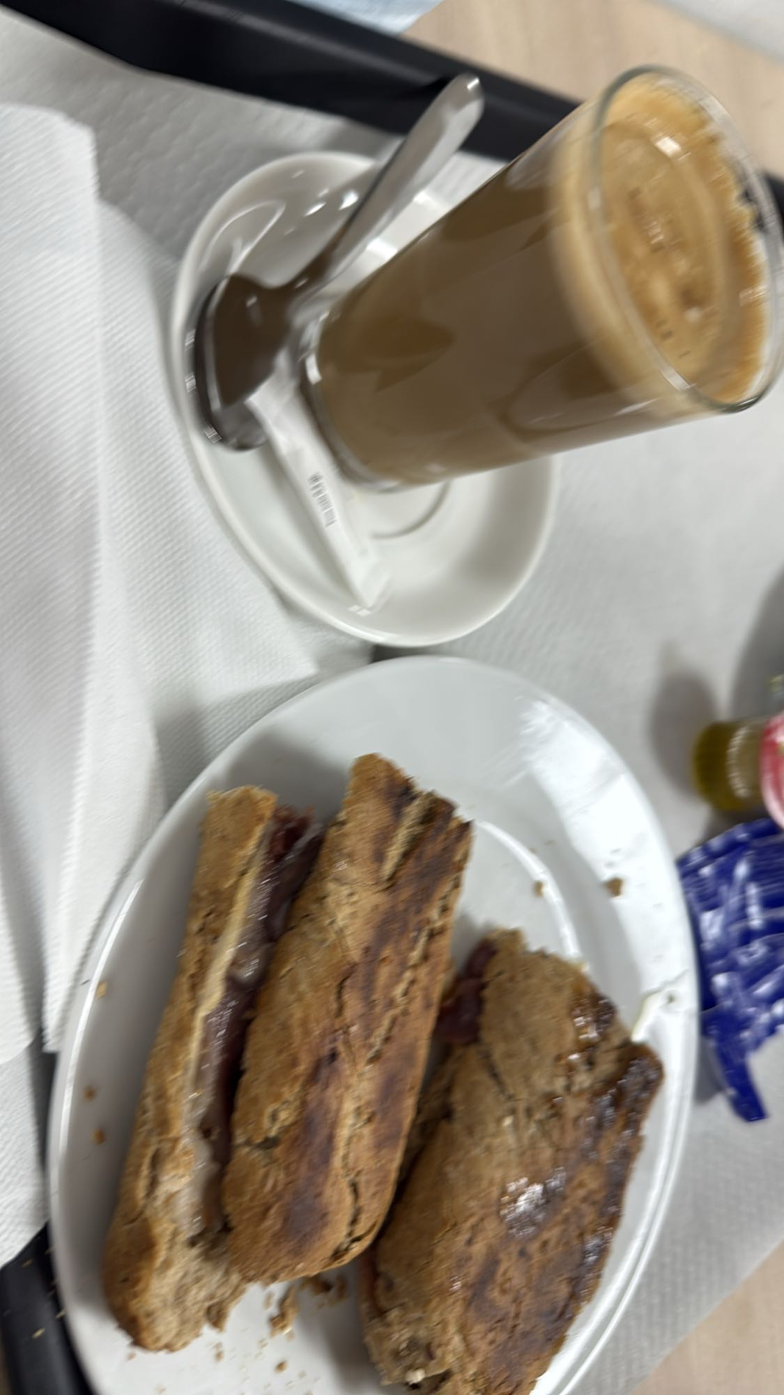 bocadillo jamón y café