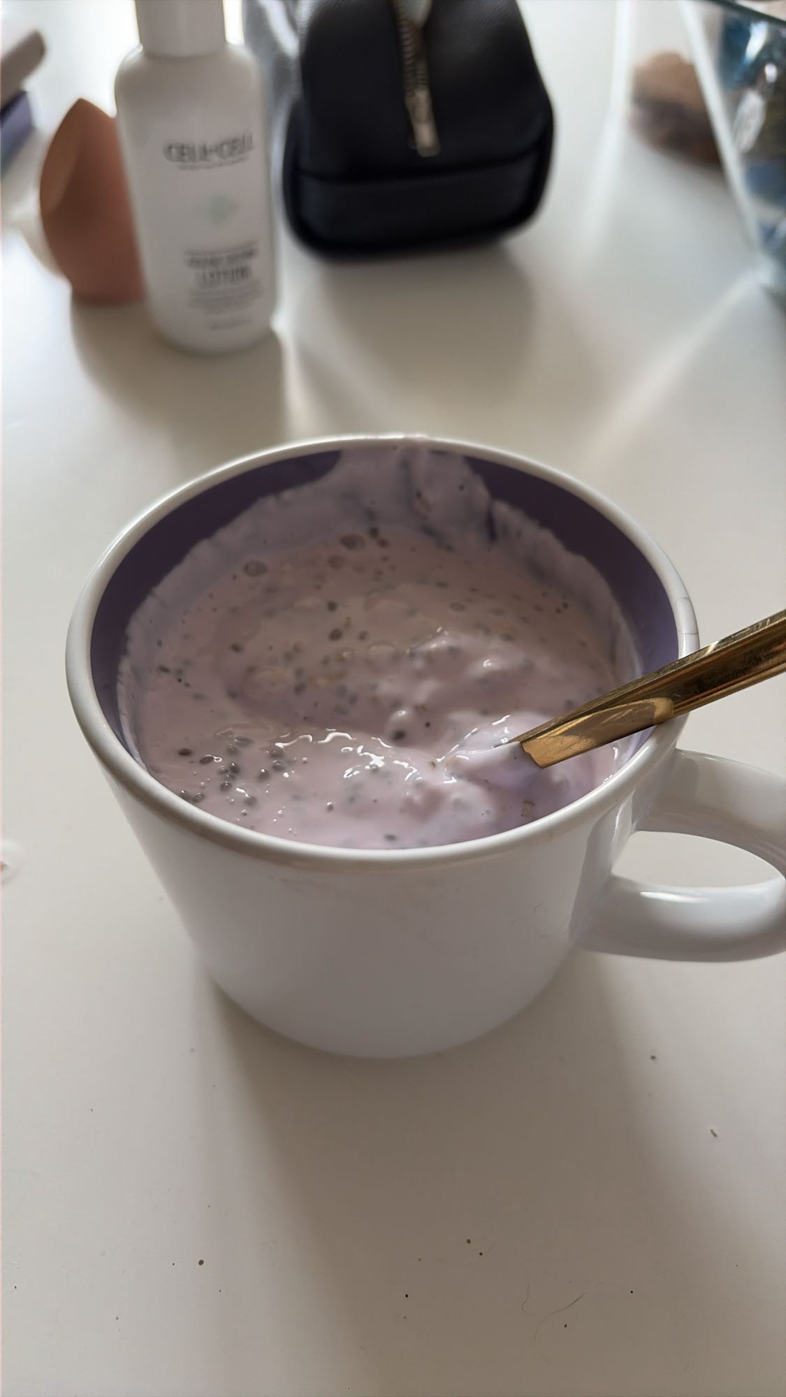 чашка йогурта с семенами