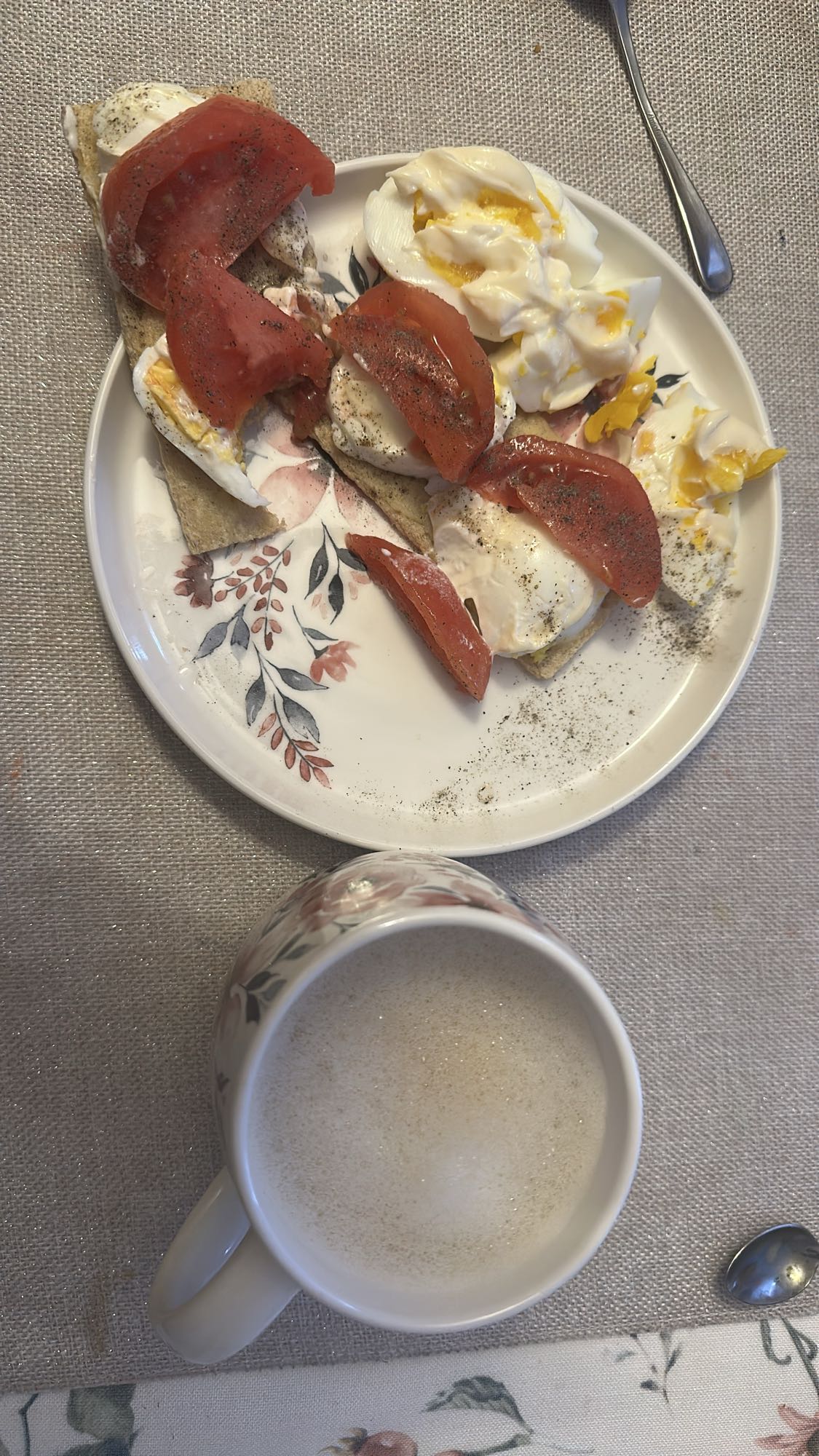 Jajka z pomidorem i kawą