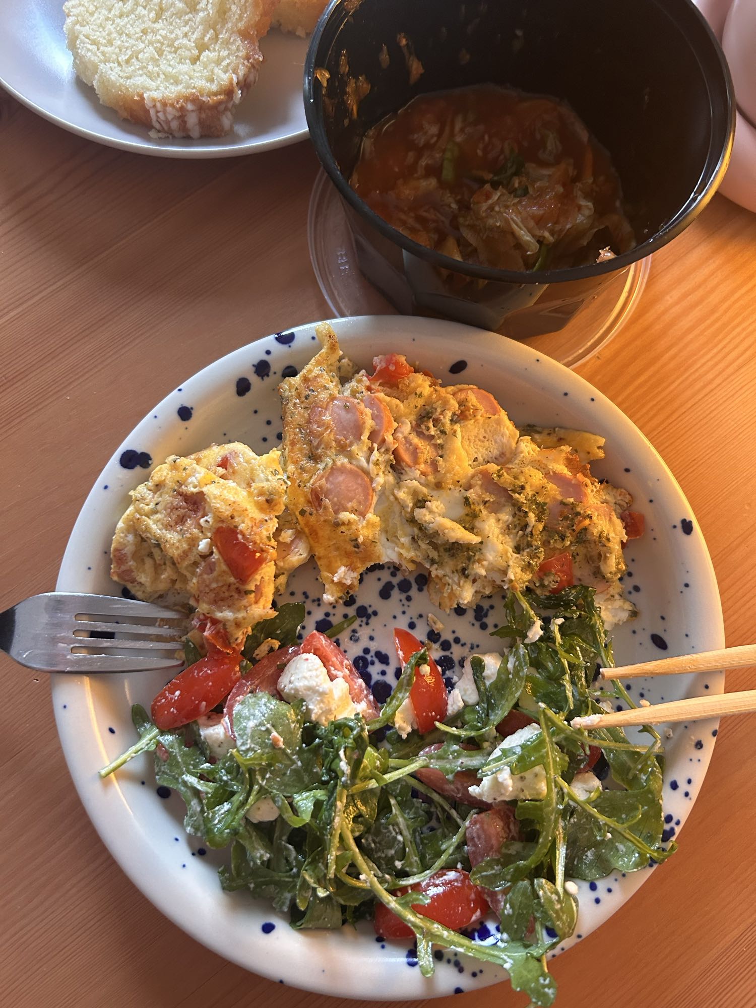 Омлет с салатом и хлебом