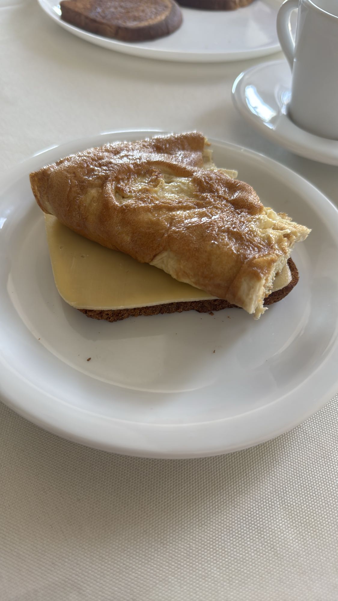 Omelete com pão e queijo