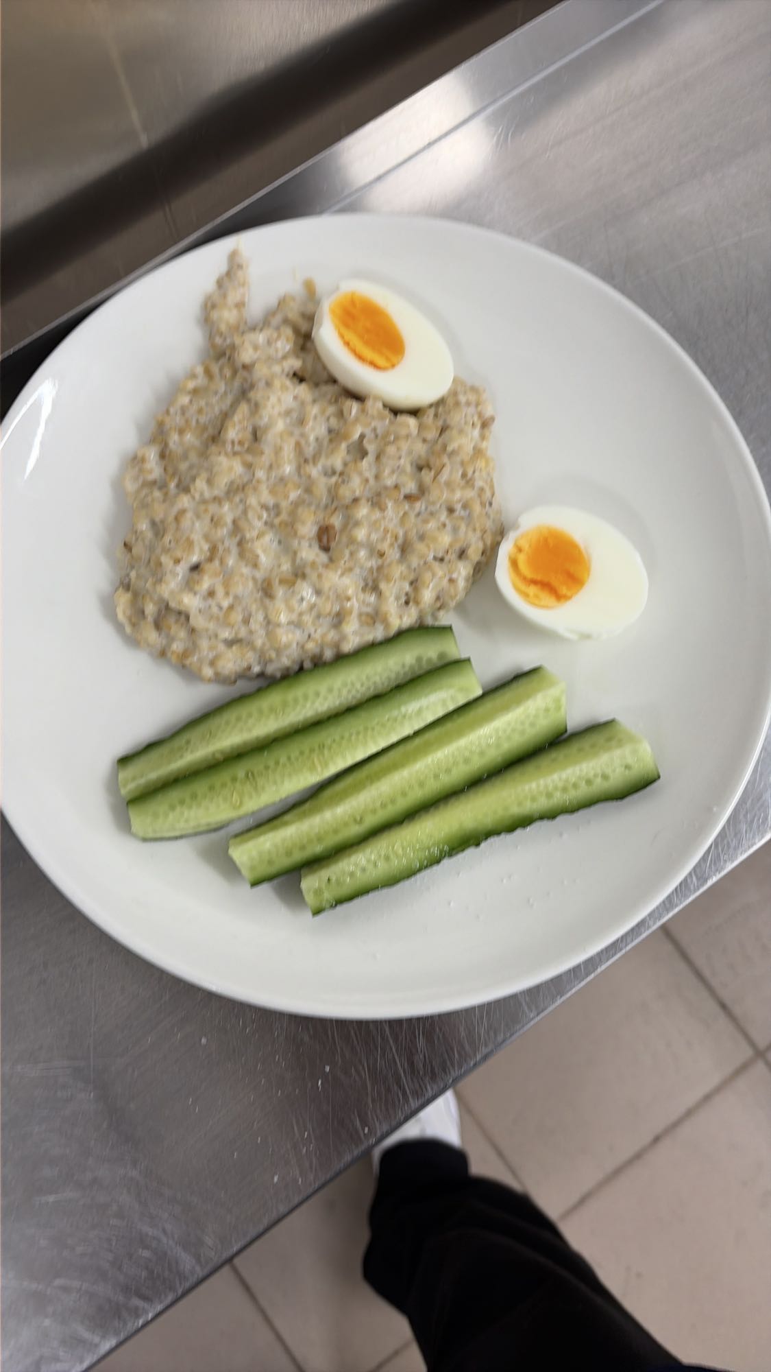 Овсянка с яйцом и огурцом