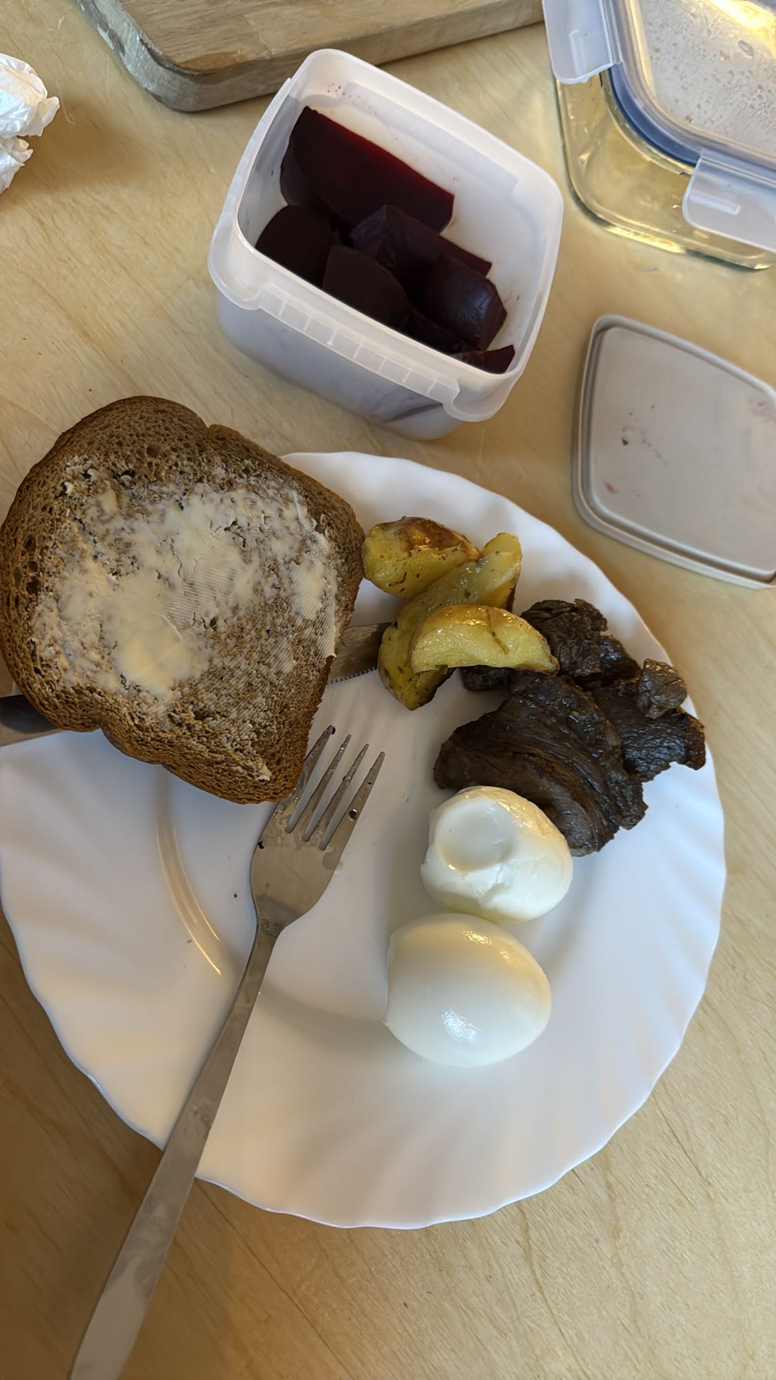 Kokt ägg med kött & bröd