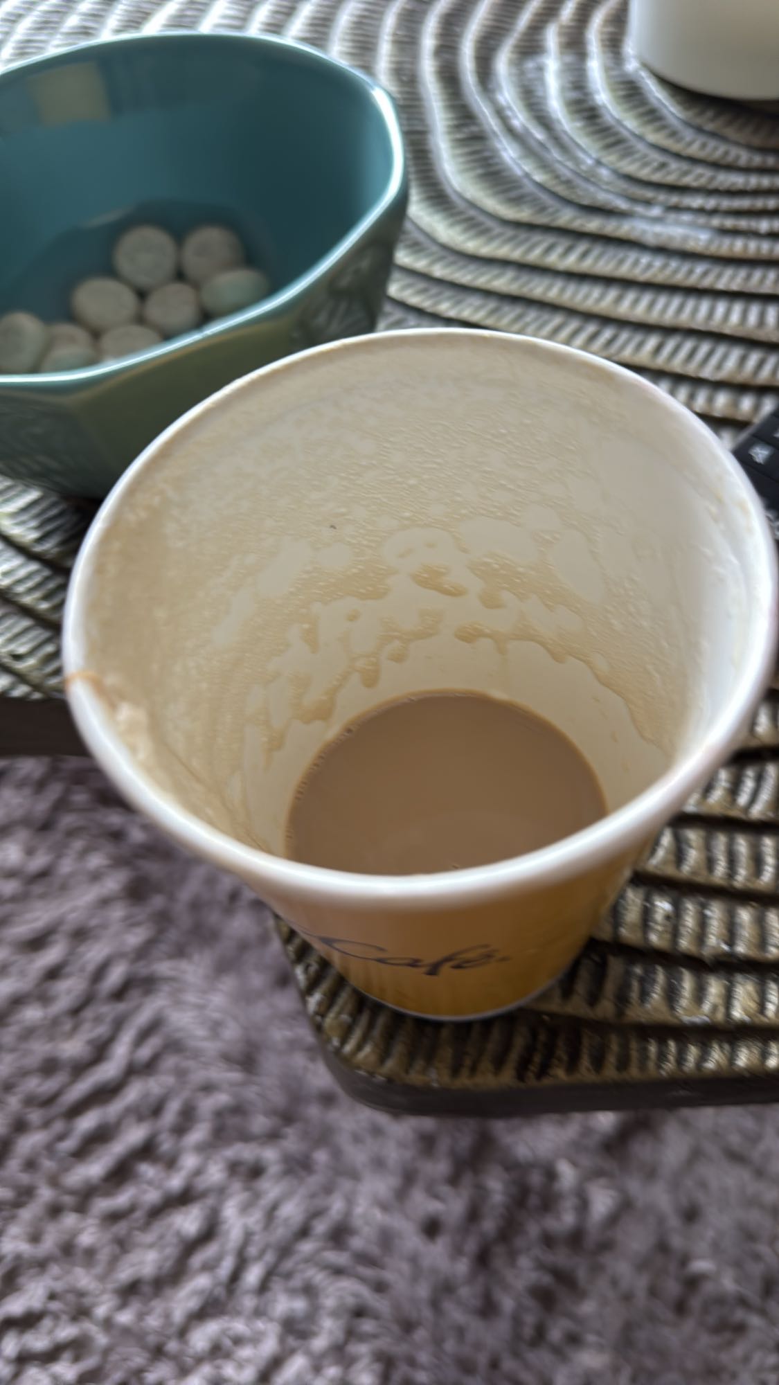 koffie met melk en snoep