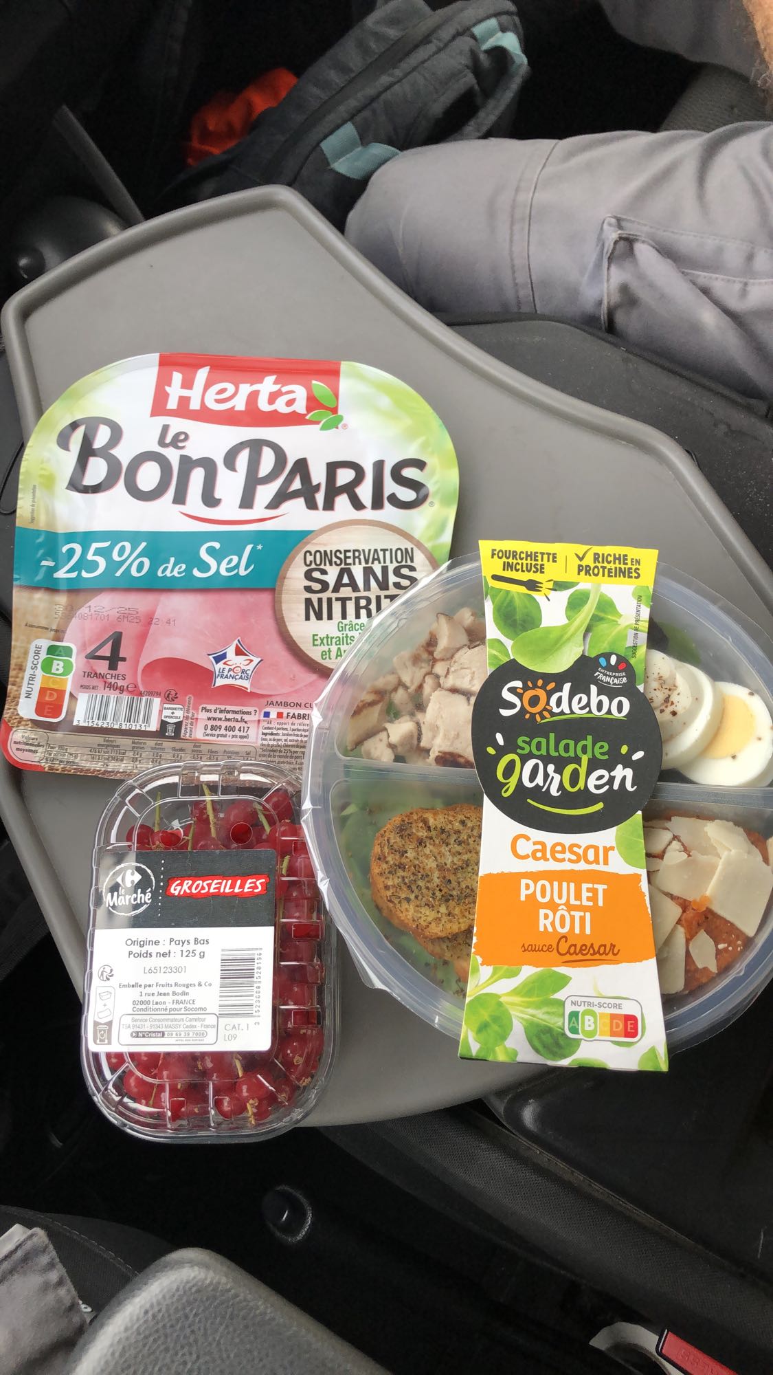 Déjeuner salade poulet et groseilles