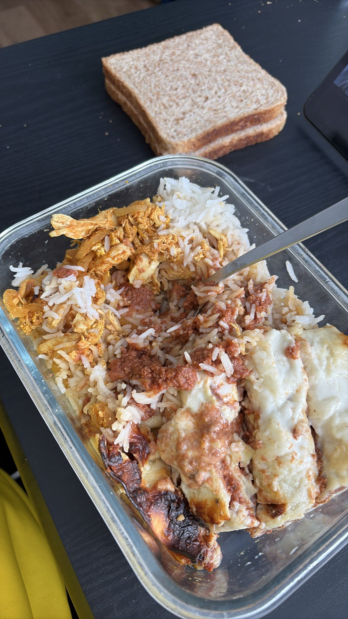 Riz, poulet, lasagnes, pain