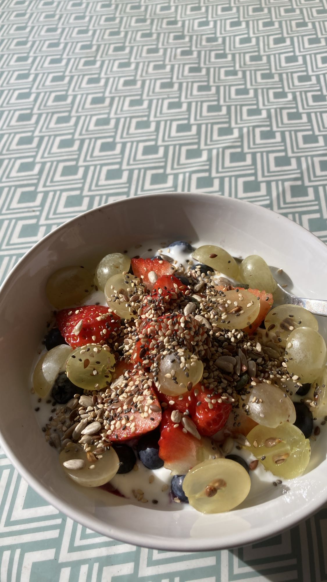 Yoghurt med frukt och frön