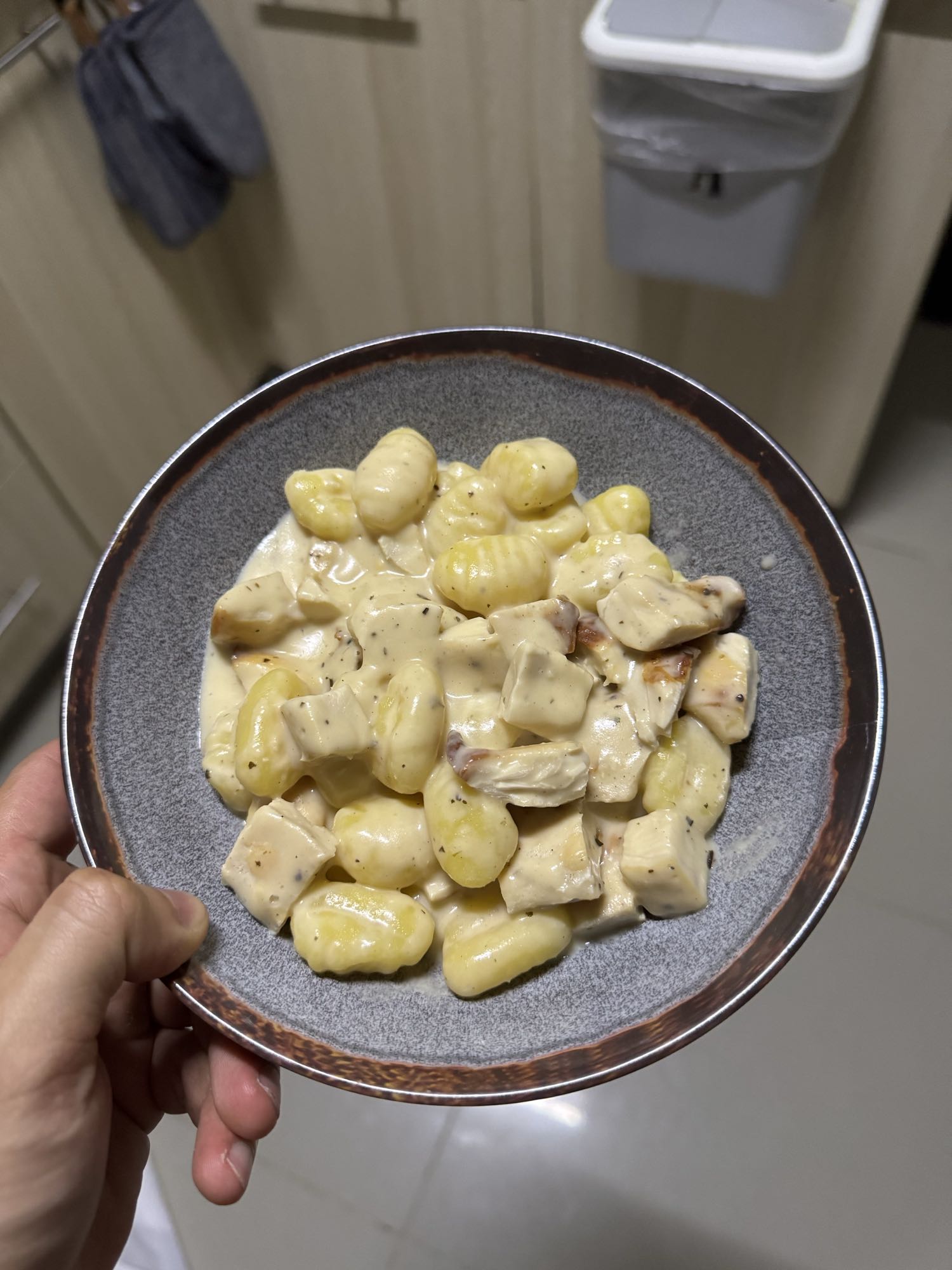 Ñoquis con pollo y crema