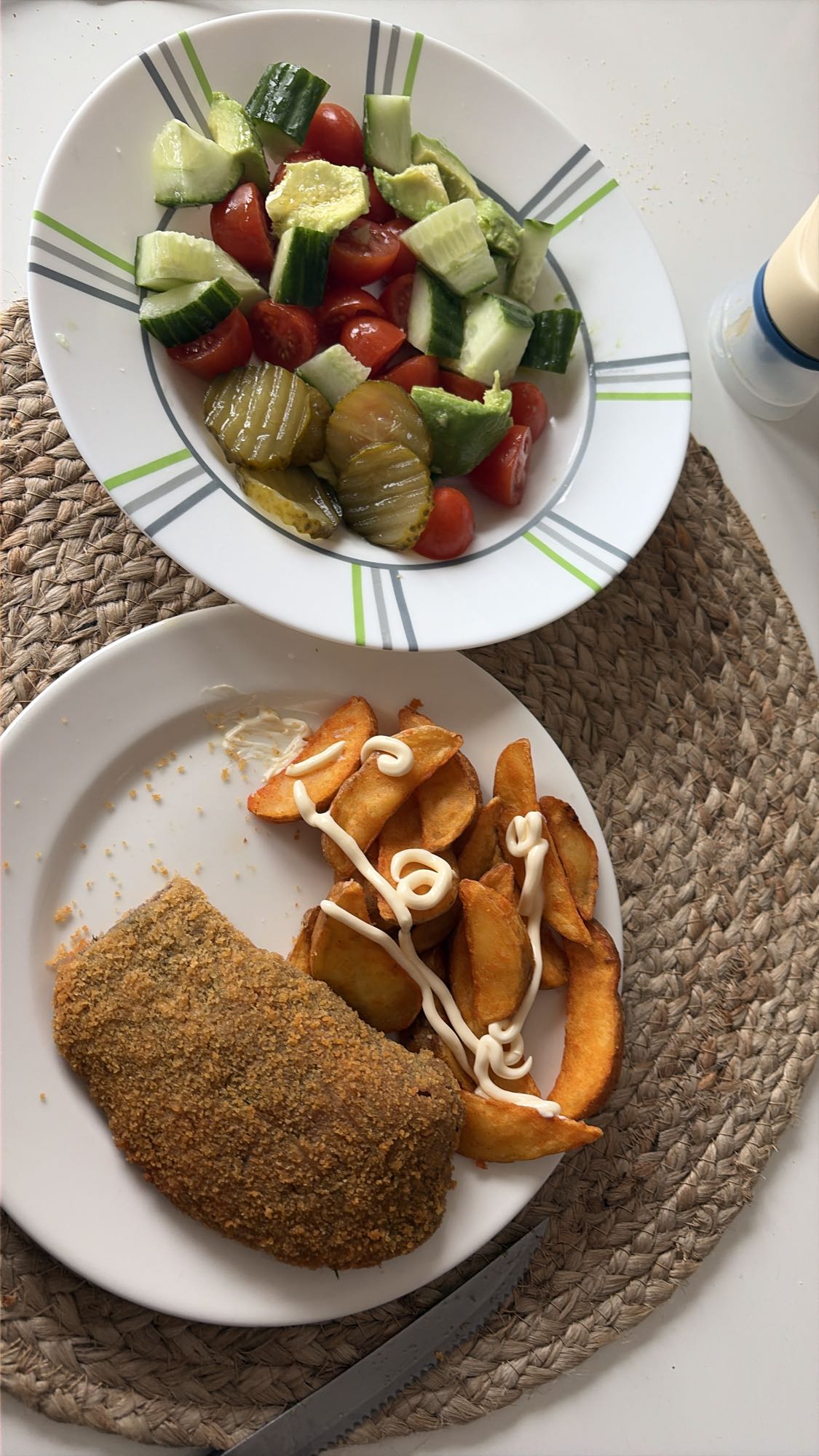 Pollo empanado con ensalada