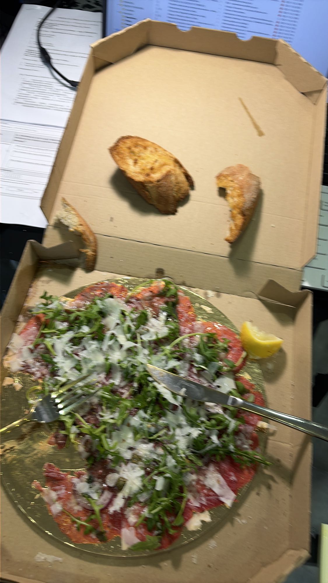 Carpaccio z rukolą i pieczywem