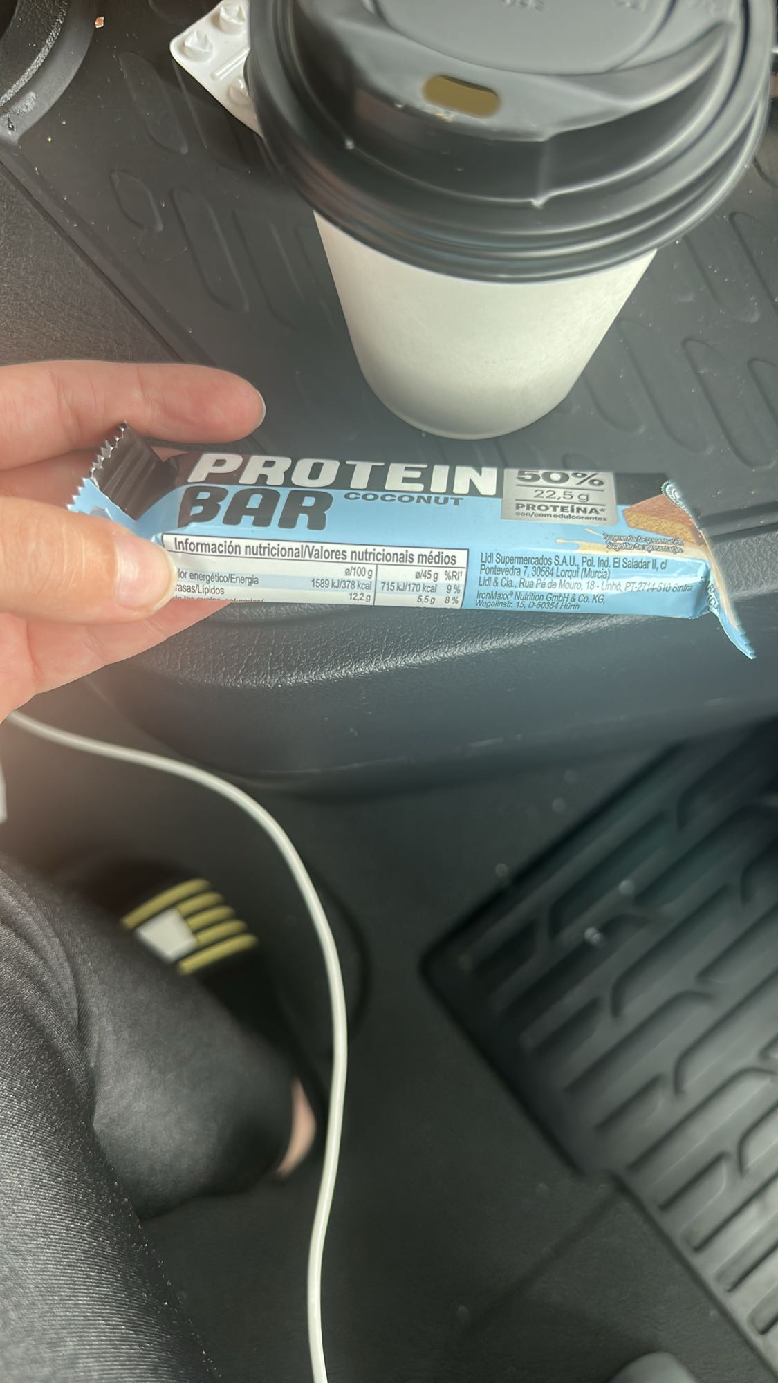 Baton proteic cu cocos și cafea cu lapte