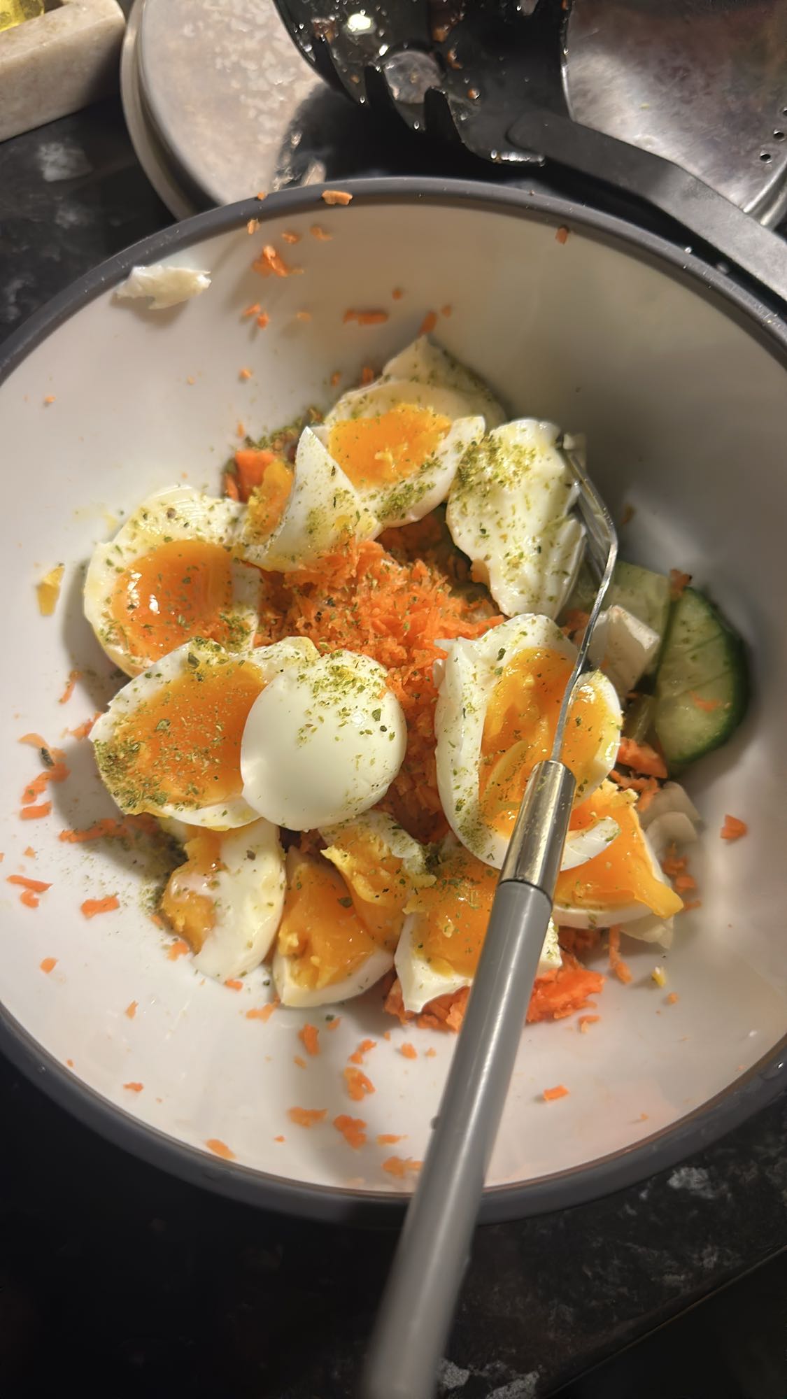 Ägg- och grönsaksskål