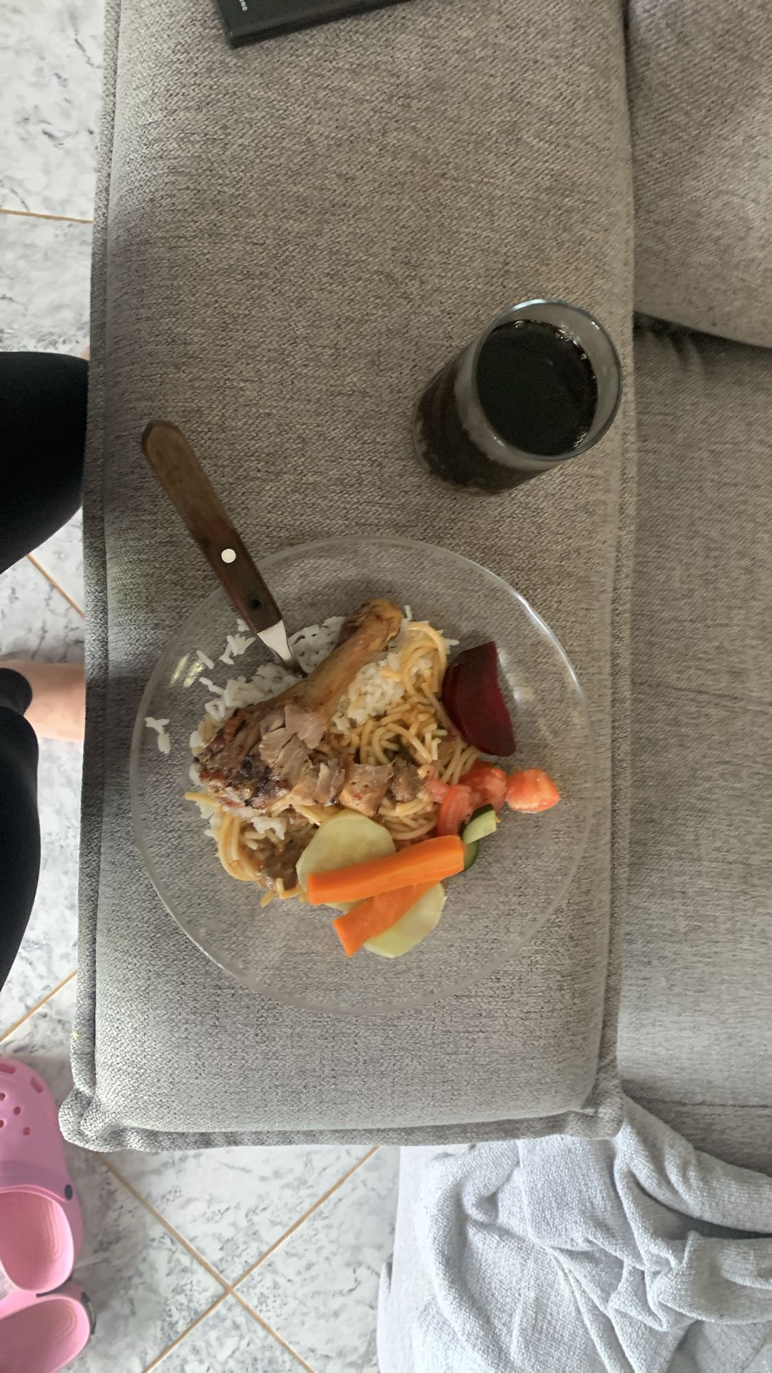 Frango, arroz, macarrão e legumes
